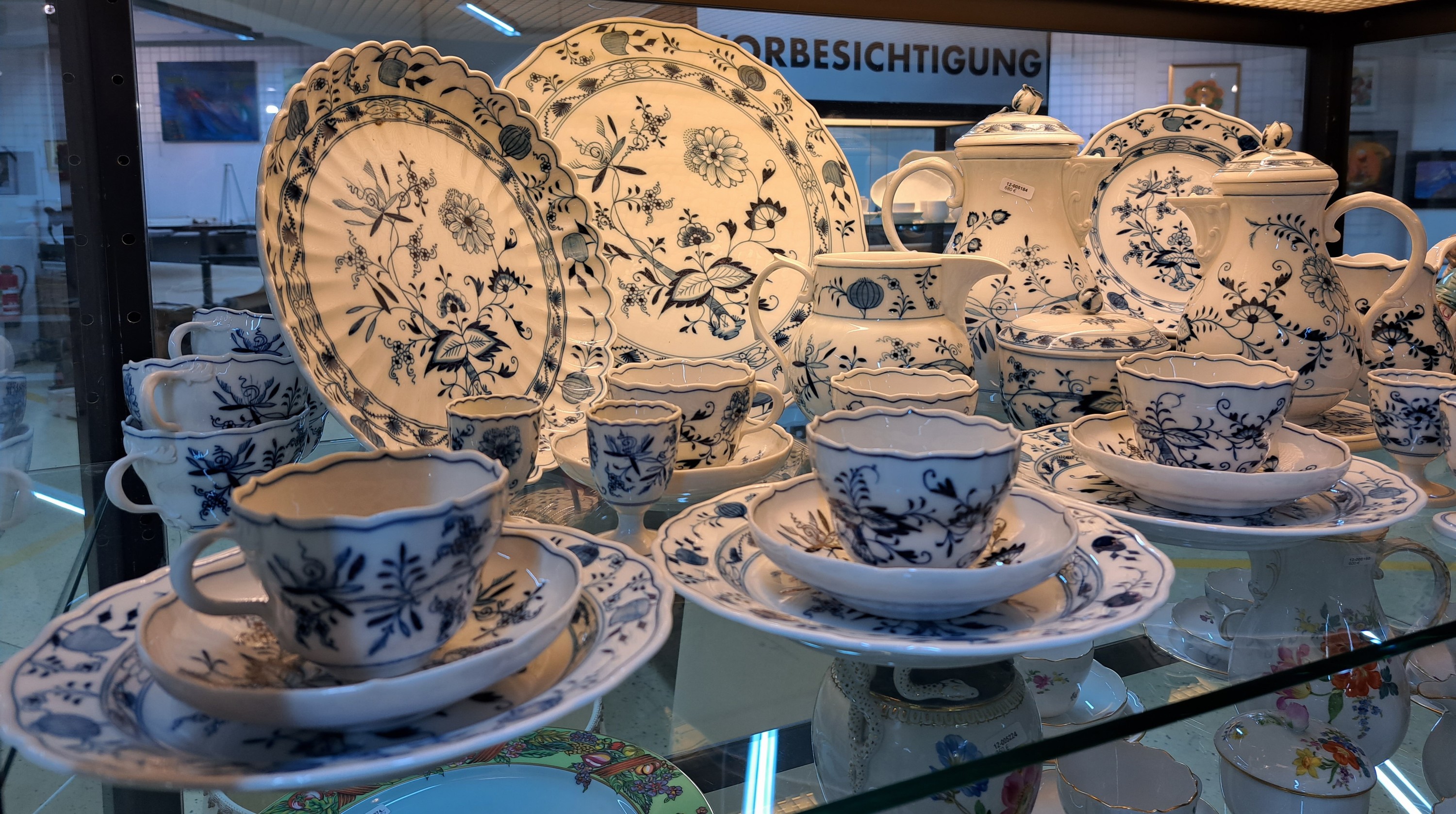 Detail a: Kaffeeservice für 9 Personen, Meissen, 1930er Jahre, 1. Wahl, blaues Zwiebelmuster unter der Glasur, 9 Tassen mit Untertassen, davon 3 best., 9 ...