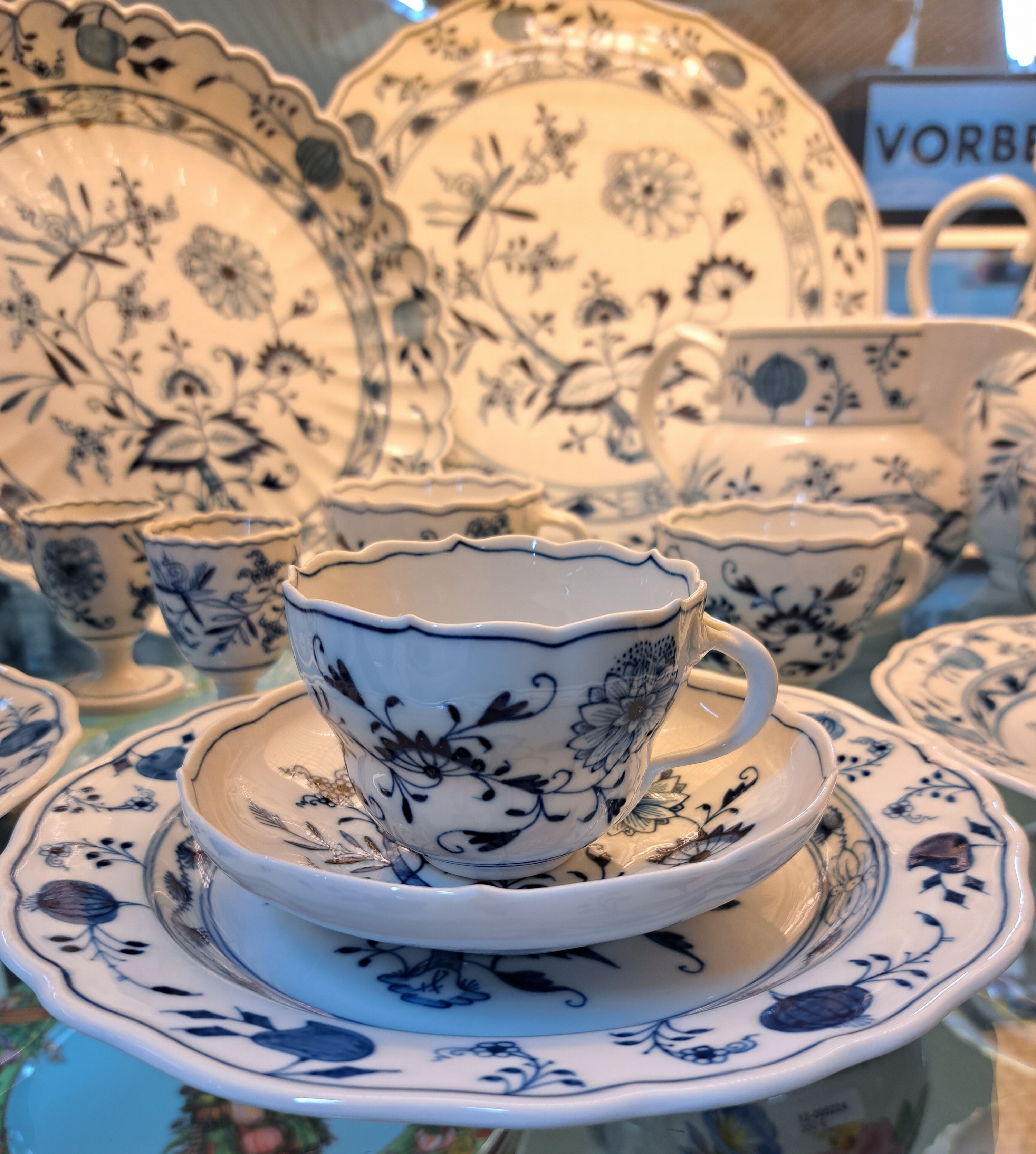 Detail b: Kaffeeservice für 9 Personen, Meissen, 1930er Jahre, 1. Wahl, blaues Zwiebelmuster unter der Glasur, 9 Tassen mit Untertassen, davon 3 best., 9 ...