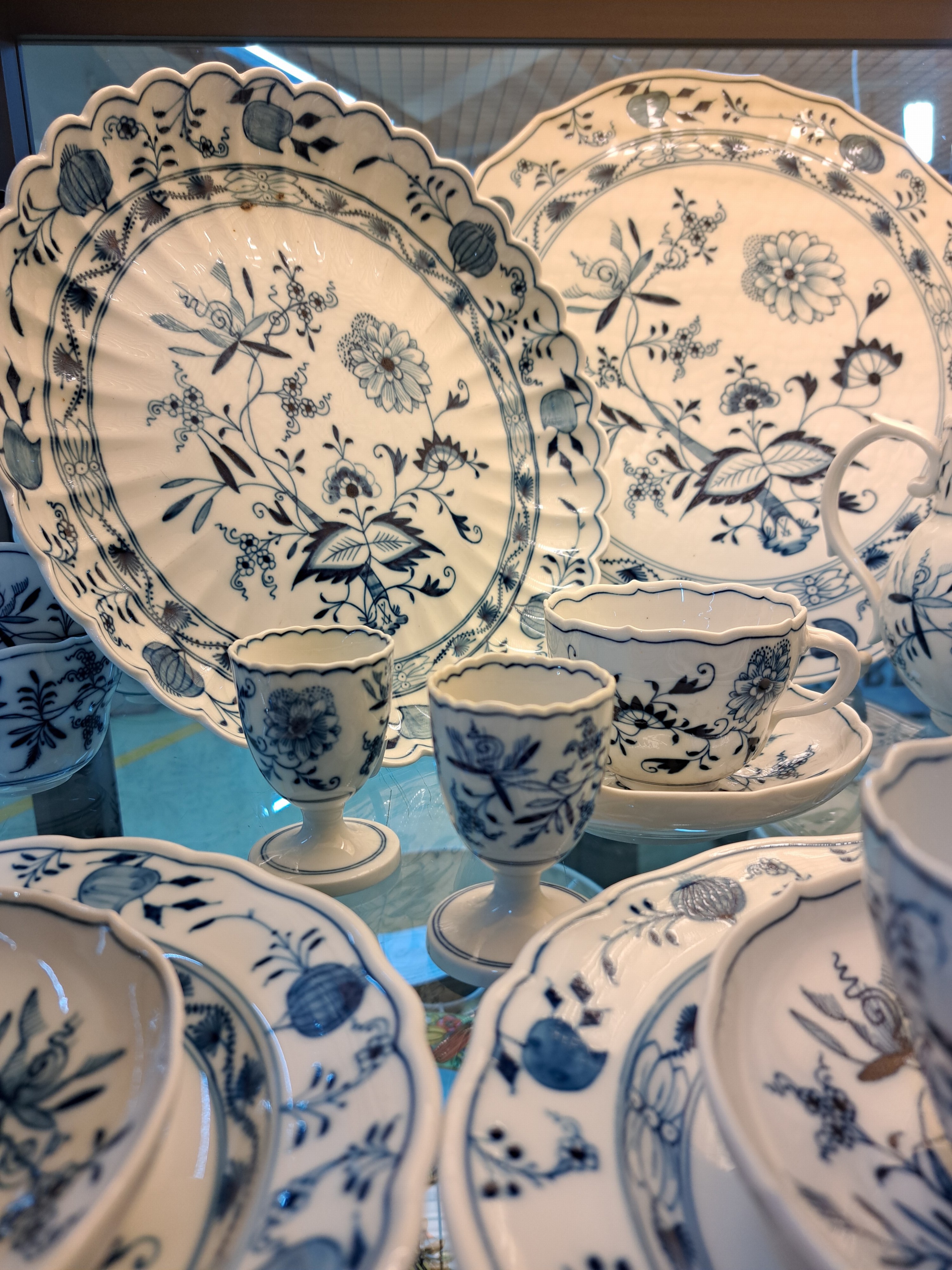 Detail c: Kaffeeservice für 9 Personen, Meissen, 1930er Jahre, 1. Wahl, blaues Zwiebelmuster unter der Glasur, 9 Tassen mit Untertassen, davon 3 best., 9 ...