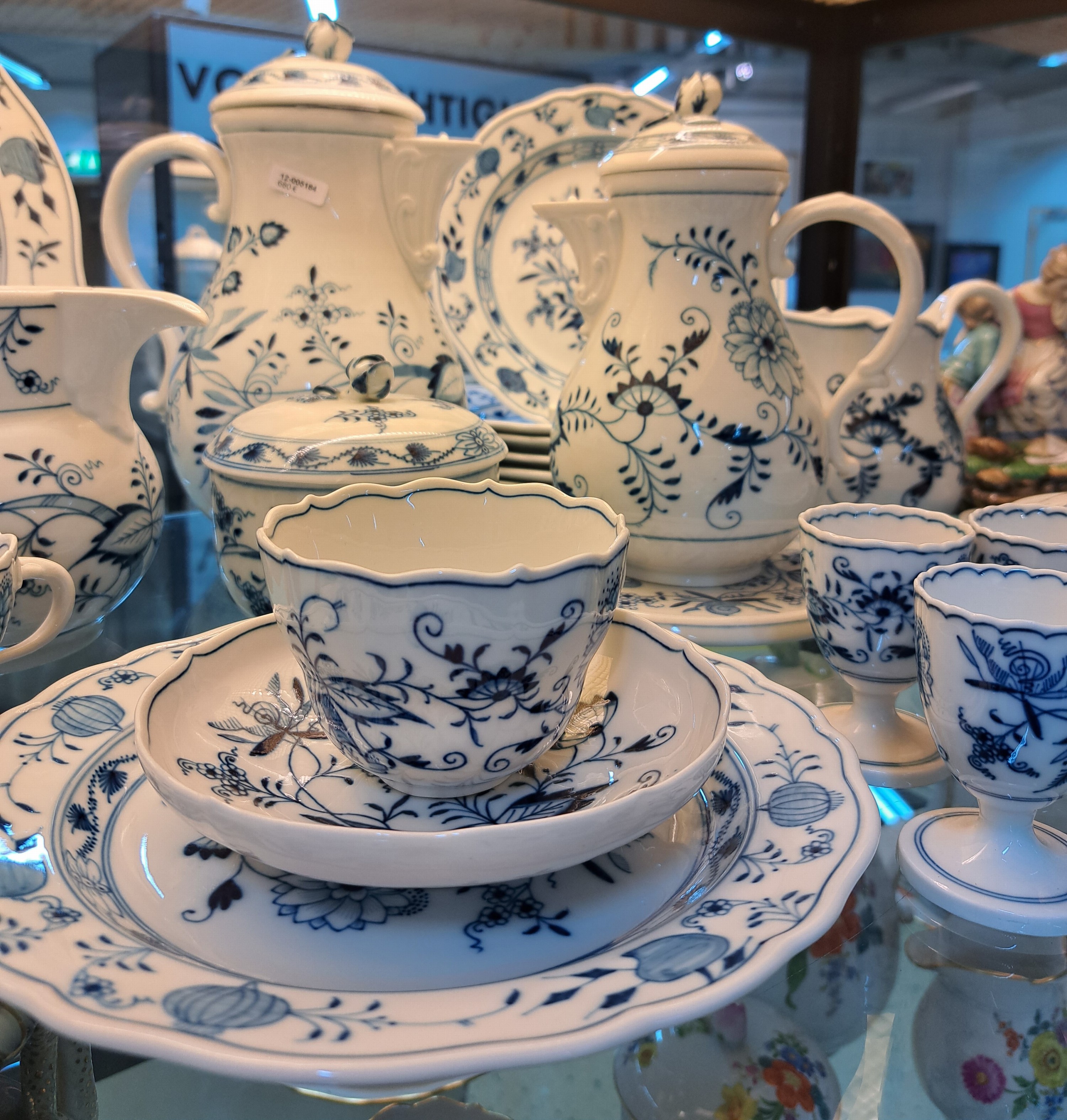 Detail d: Kaffeeservice für 9 Personen, Meissen, 1930er Jahre, 1. Wahl, blaues Zwiebelmuster unter der Glasur, 9 Tassen mit Untertassen, davon 3 best., 9 ...