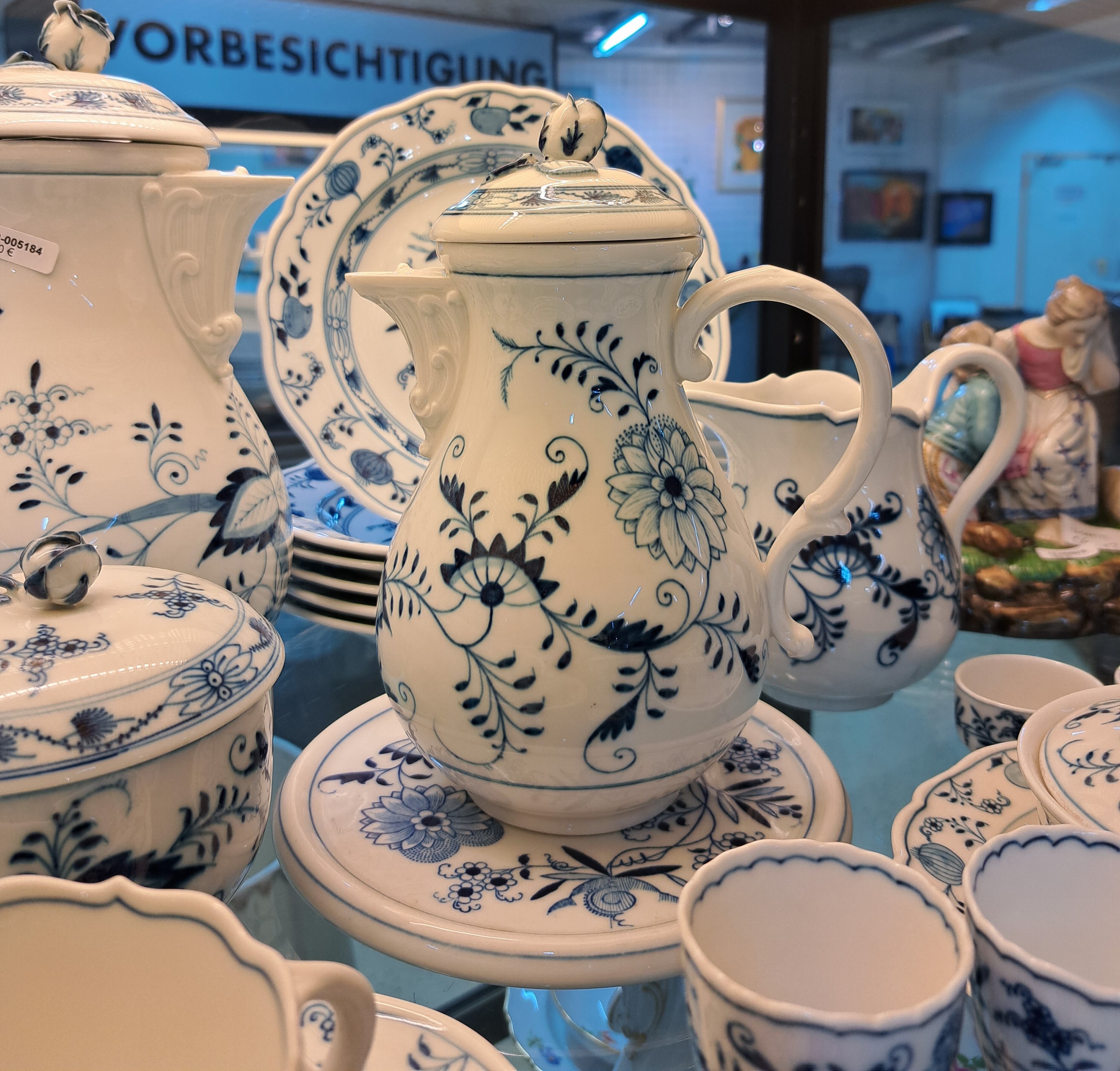 Detail e: Kaffeeservice für 9 Personen, Meissen, 1930er Jahre, 1. Wahl, blaues Zwiebelmuster unter der Glasur, 9 Tassen mit Untertassen, davon 3 best., 9 ...