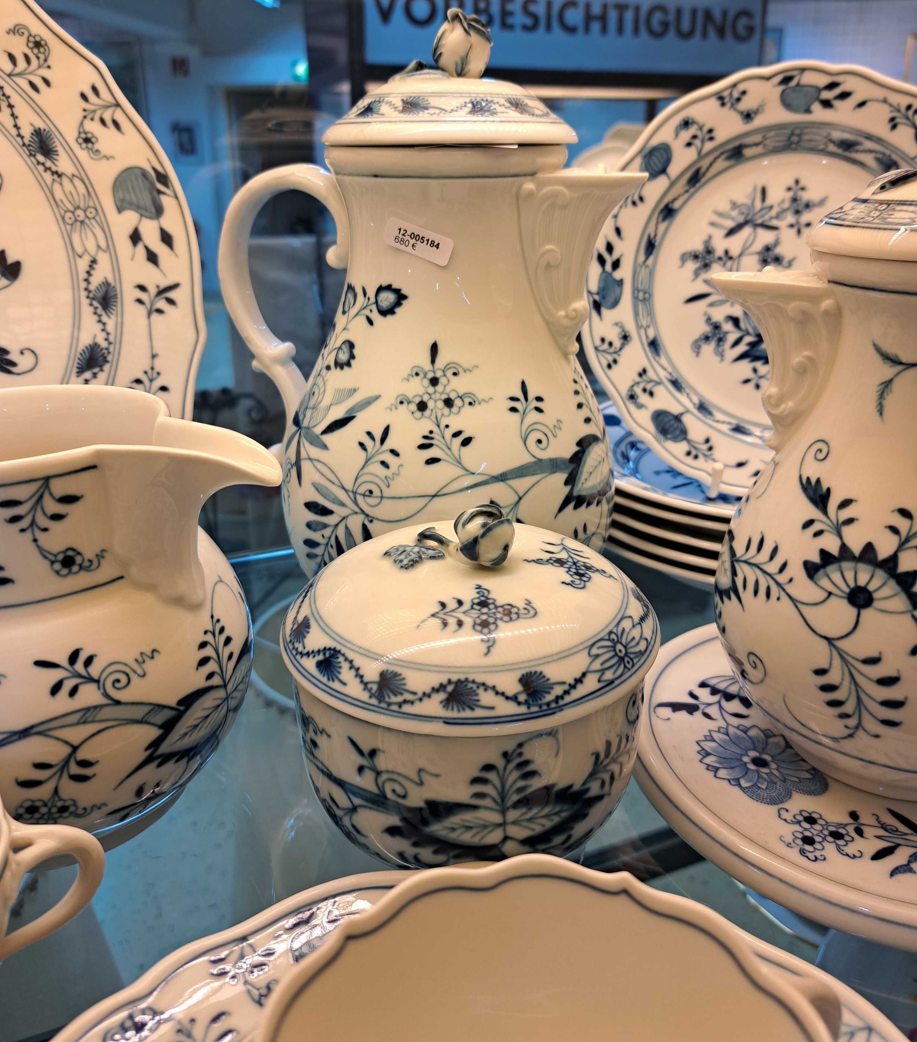 Detail f: Kaffeeservice für 9 Personen, Meissen, 1930er Jahre, 1. Wahl, blaues Zwiebelmuster unter der Glasur, 9 Tassen mit Untertassen, davon 3 best., 9 ...