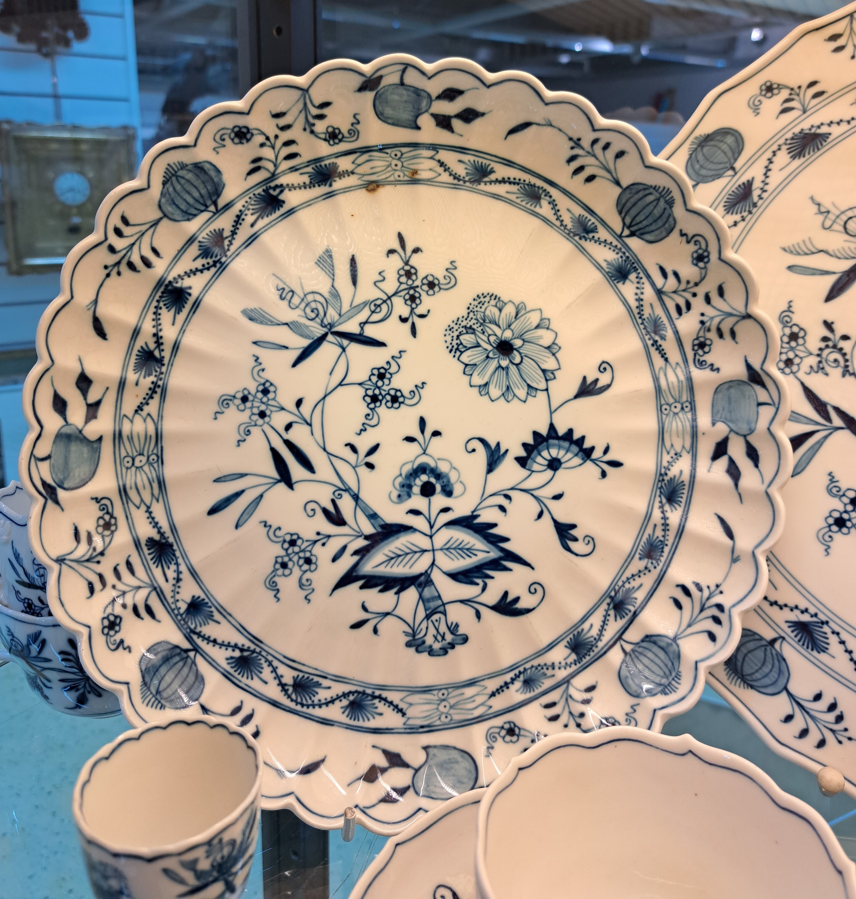Detail g: Kaffeeservice für 9 Personen, Meissen, 1930er Jahre, 1. Wahl, blaues Zwiebelmuster unter der Glasur, 9 Tassen mit Untertassen, davon 3 best., 9 ...