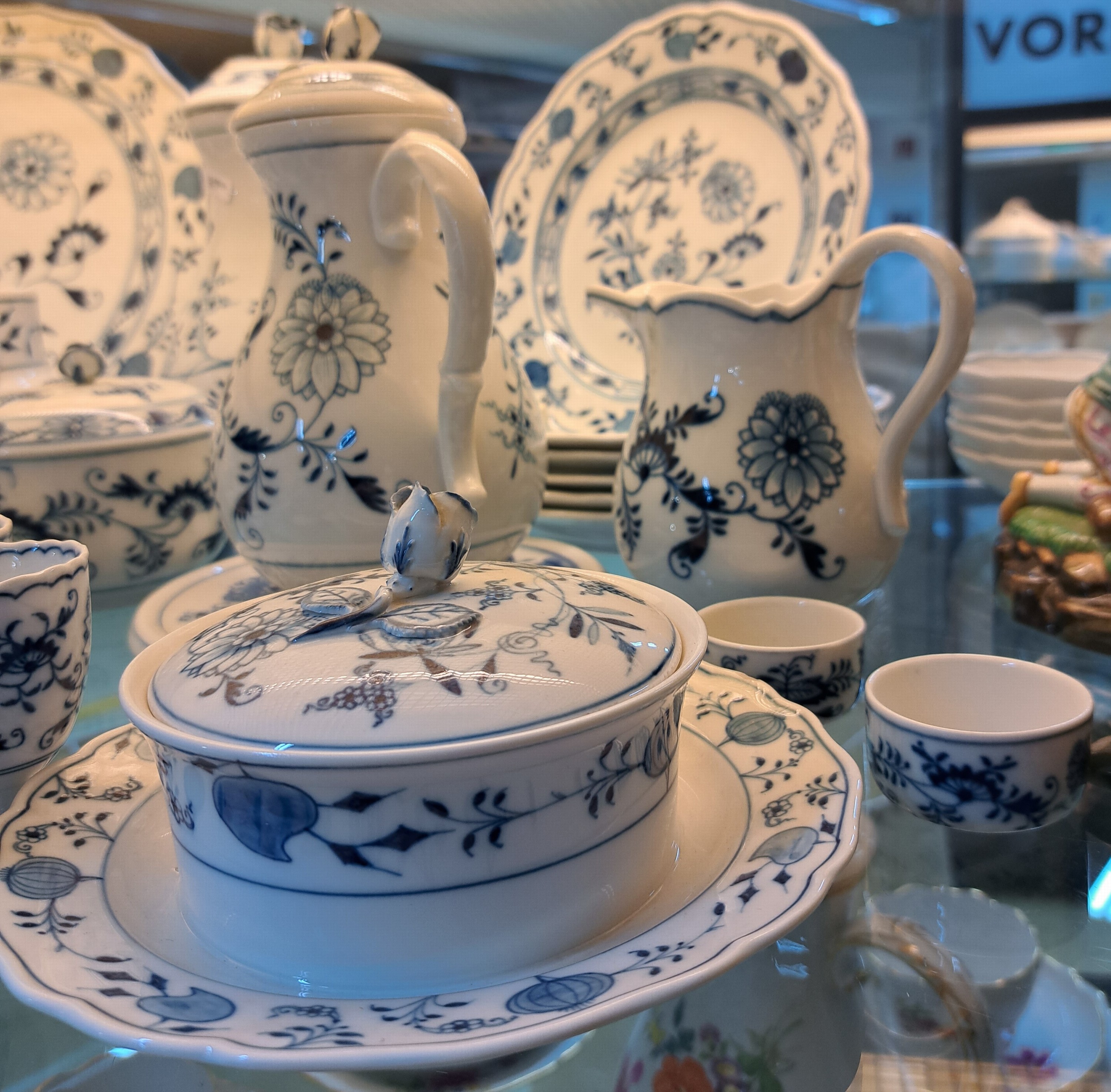 Detail i: Kaffeeservice für 9 Personen, Meissen, 1930er Jahre, 1. Wahl, blaues Zwiebelmuster unter der Glasur, 9 Tassen mit Untertassen, davon 3 best., 9 ...