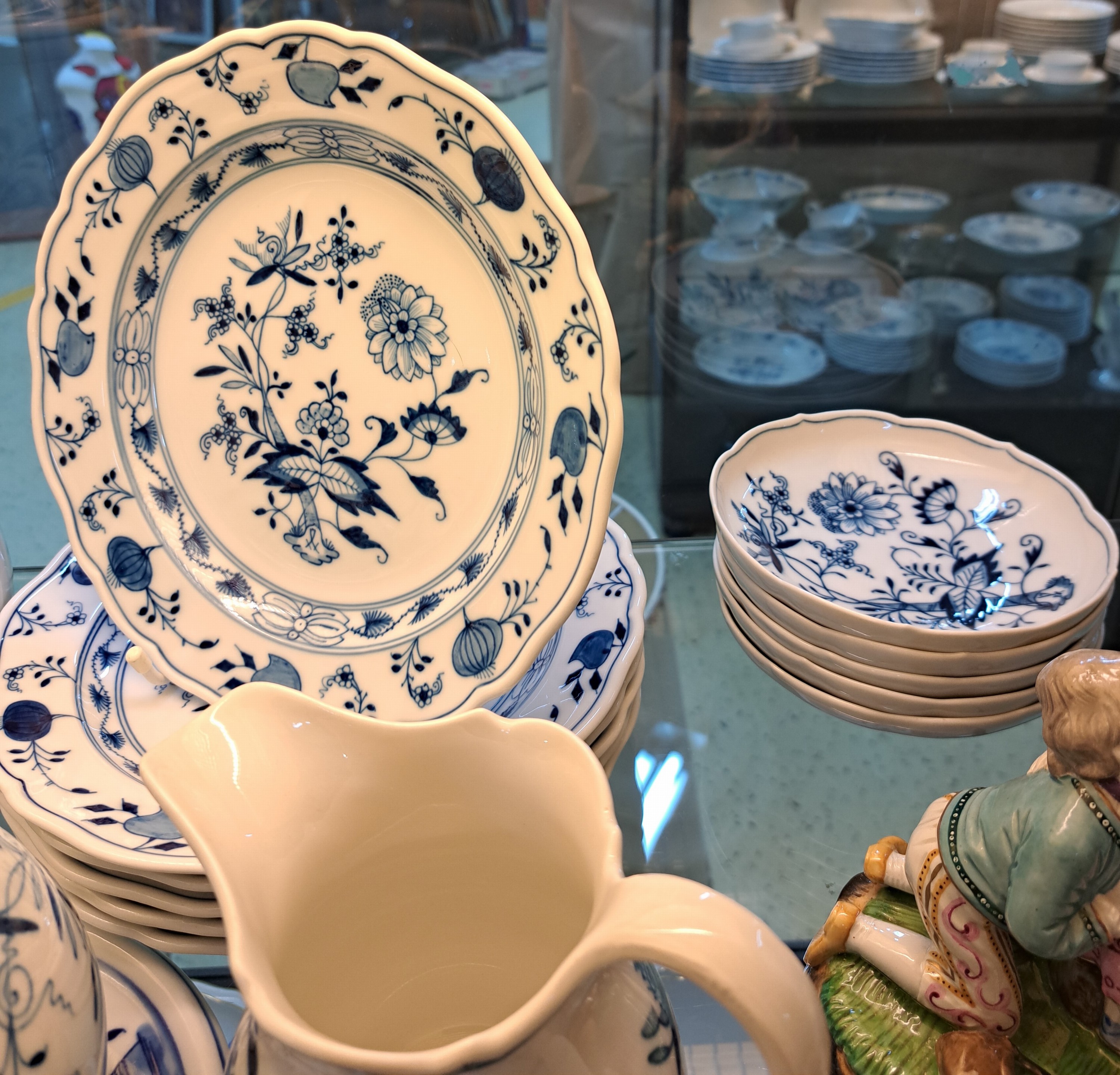 Detail j: Kaffeeservice für 9 Personen, Meissen, 1930er Jahre, 1. Wahl, blaues Zwiebelmuster unter der Glasur, 9 Tassen mit Untertassen, davon 3 best., 9 ...