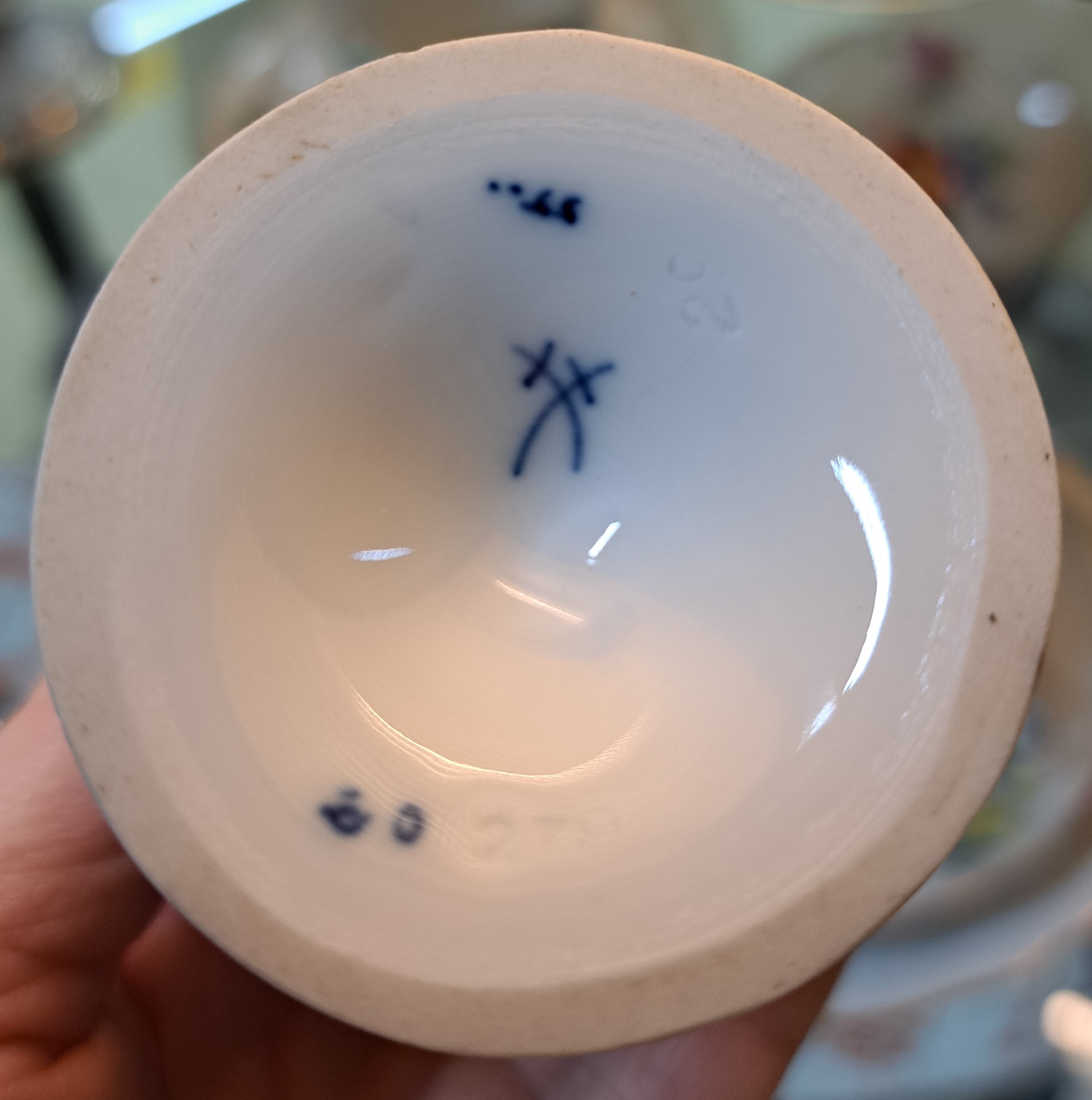 Detail k: Kaffeeservice für 9 Personen, Meissen, 1930er Jahre, 1. Wahl, blaues Zwiebelmuster unter der Glasur, 9 Tassen mit Untertassen, davon 3 best., 9 ...