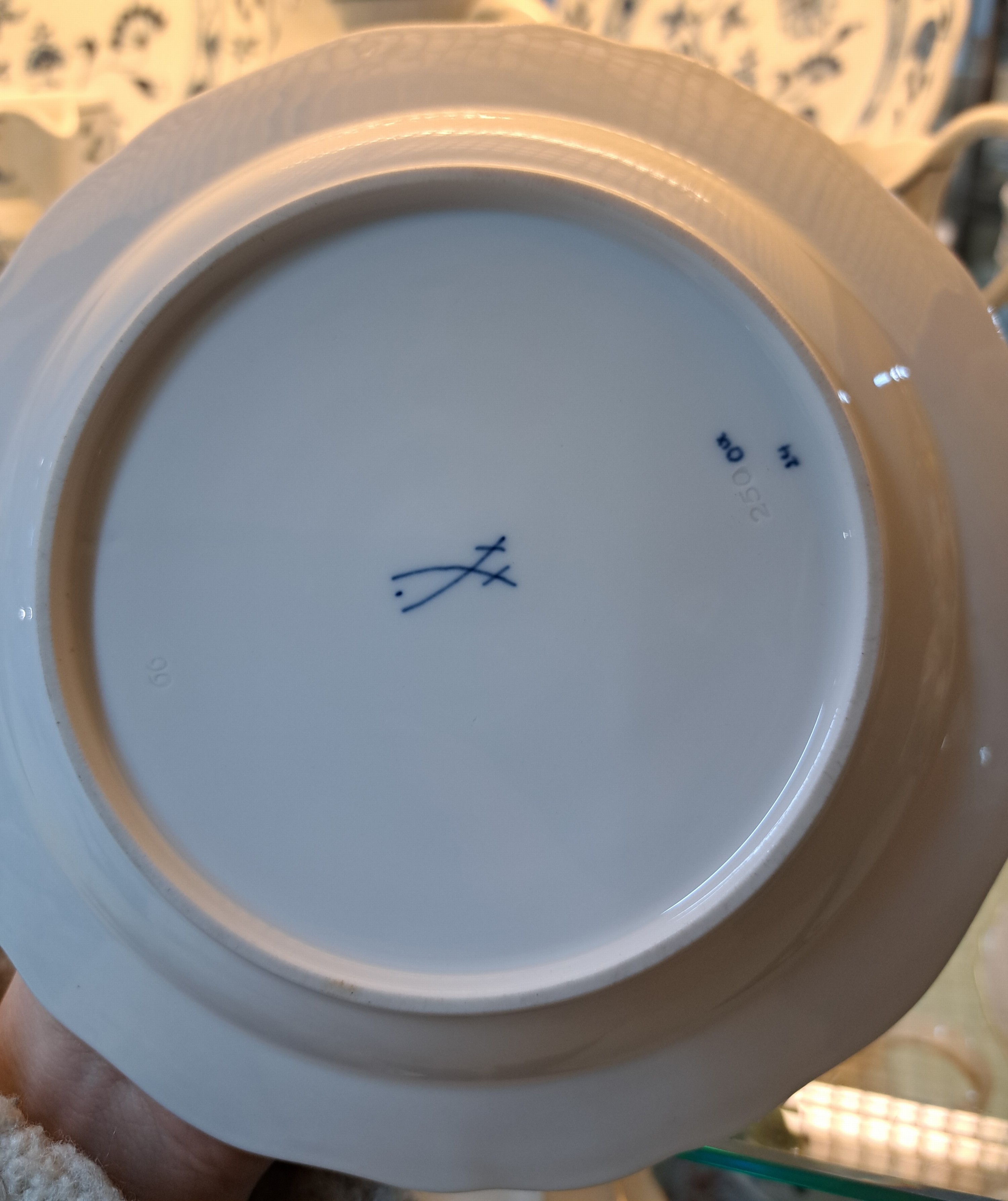 Detail l: Kaffeeservice für 9 Personen, Meissen, 1930er Jahre, 1. Wahl, blaues Zwiebelmuster unter der Glasur, 9 Tassen mit Untertassen, davon 3 best., 9 ...