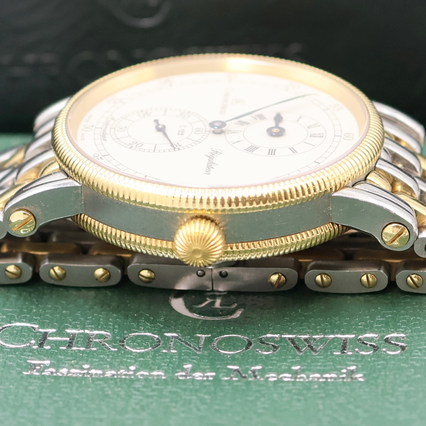Detail d: CHRONOSWISS Regulateur Herrenarmbanduhr in Stahl/Gold, Schweiz um 2000, Automatik, beids. vergl. Geh., Boden verschr., silb. Zifferbl. m. röm. Std. ...
