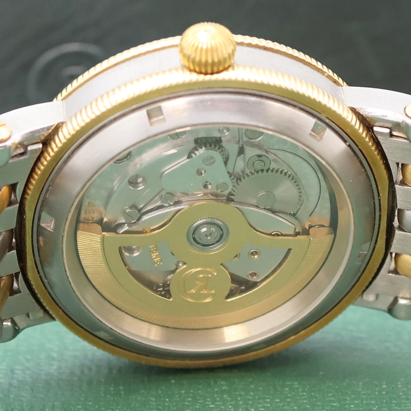 Detail e: CHRONOSWISS Regulateur Herrenarmbanduhr in Stahl/Gold, Schweiz um 2000, Automatik, beids. vergl. Geh., Boden verschr., silb. Zifferbl. m. röm. Std. ...