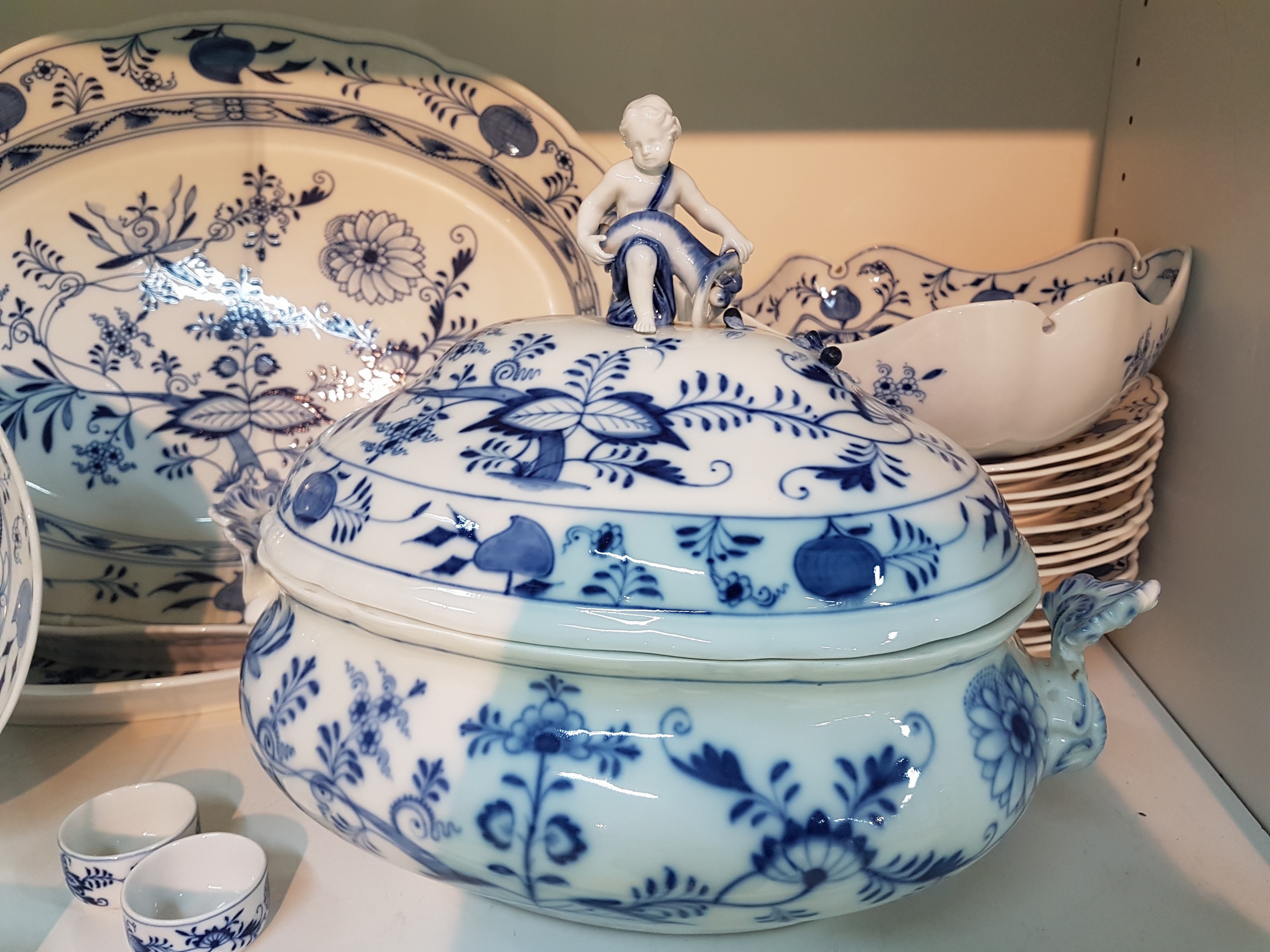 Detail a: Speiseservice für 12 Personen, Meissen, 1930er Jahre, 1. Wahl, blaues Zwiebelmuster unter der Glasur, 12 flache Teller, 12 tiefe Teller, Sauciere, 3 ...
