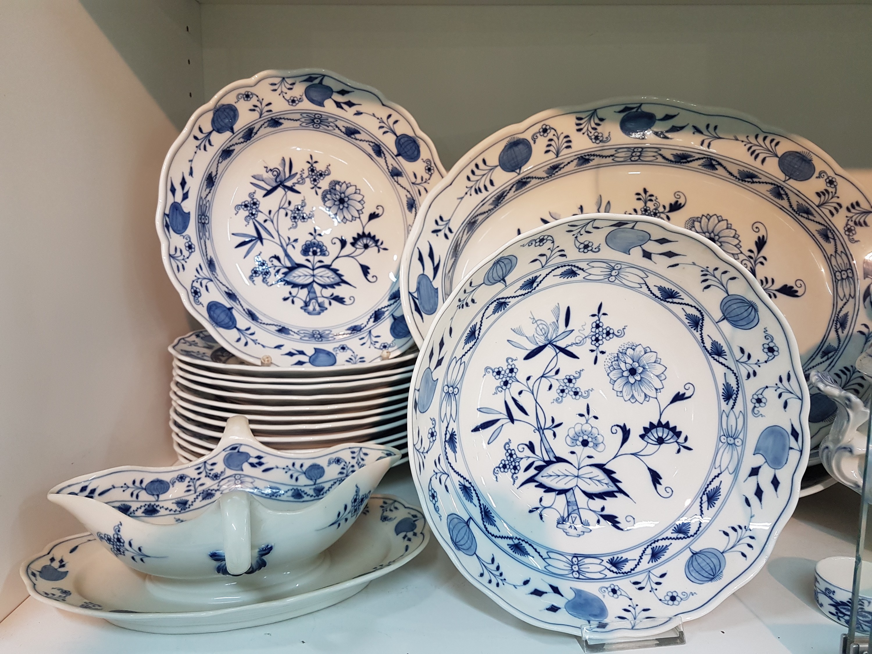 Detail b: Speiseservice für 12 Personen, Meissen, 1930er Jahre, 1. Wahl, blaues Zwiebelmuster unter der Glasur, 12 flache Teller, 12 tiefe Teller, Sauciere, 3 ...