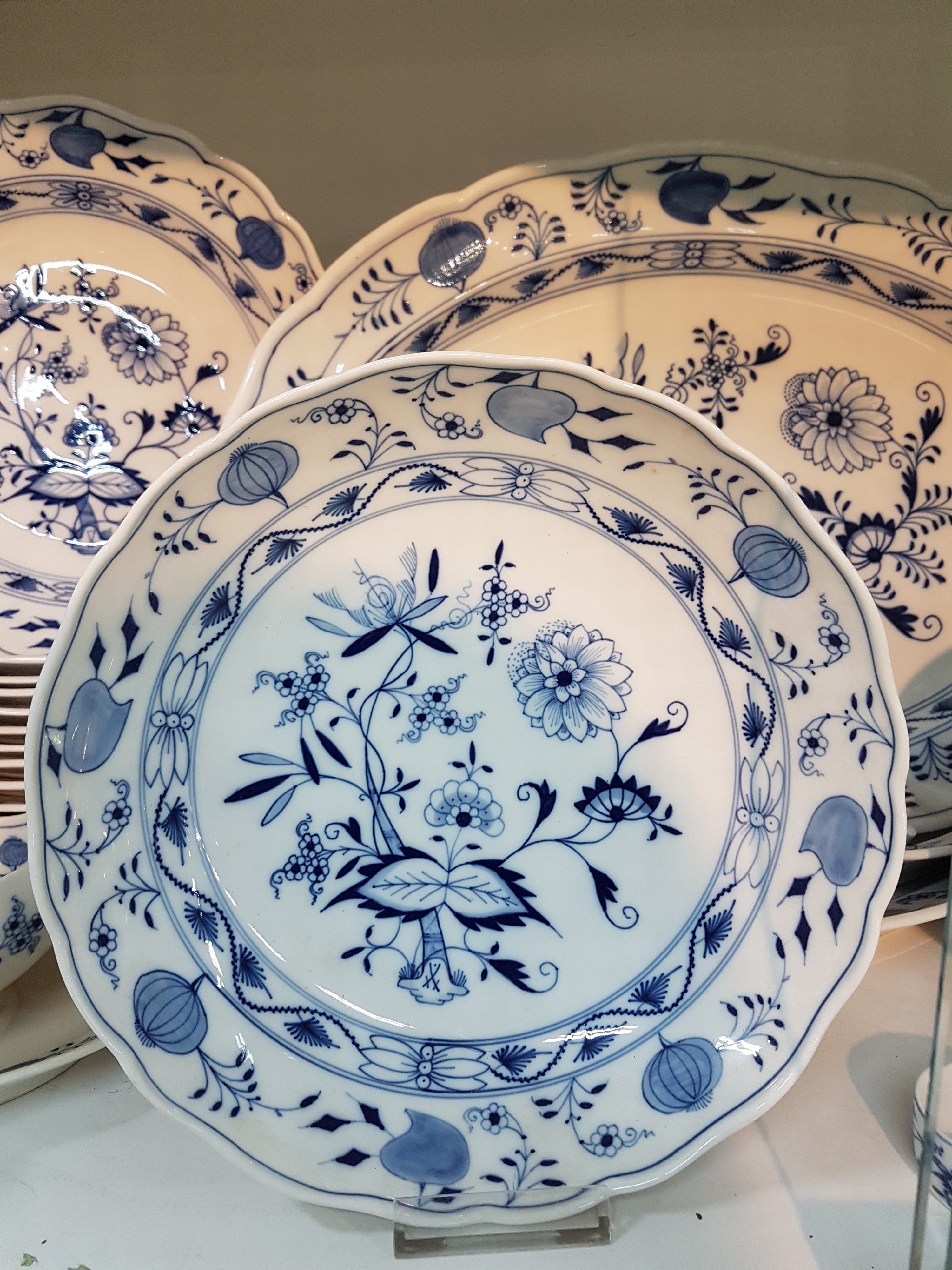 Detail c: Speiseservice für 12 Personen, Meissen, 1930er Jahre, 1. Wahl, blaues Zwiebelmuster unter der Glasur, 12 flache Teller, 12 tiefe Teller, Sauciere, 3 ...