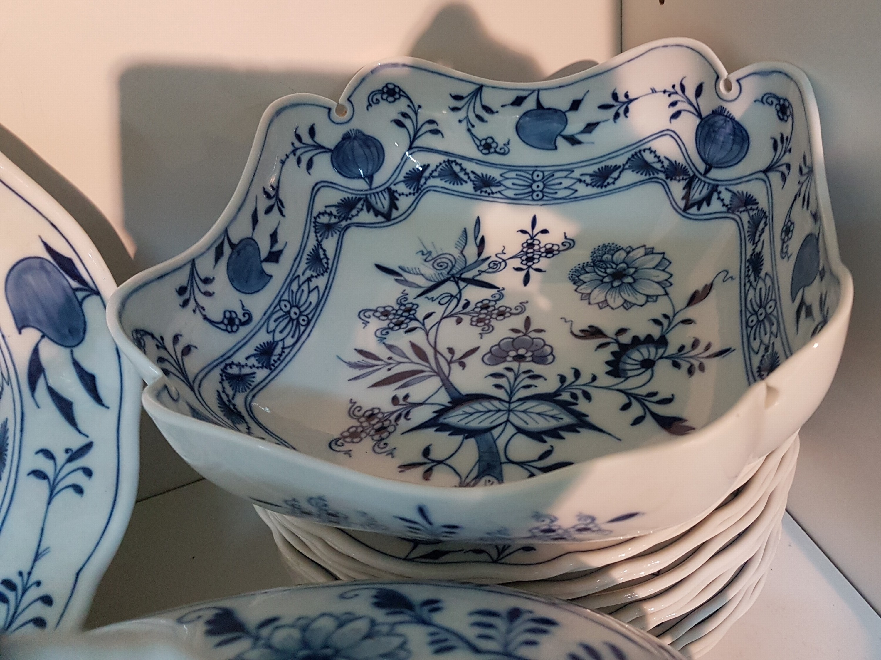 Detail d: Speiseservice für 12 Personen, Meissen, 1930er Jahre, 1. Wahl, blaues Zwiebelmuster unter der Glasur, 12 flache Teller, 12 tiefe Teller, Sauciere, 3 ...