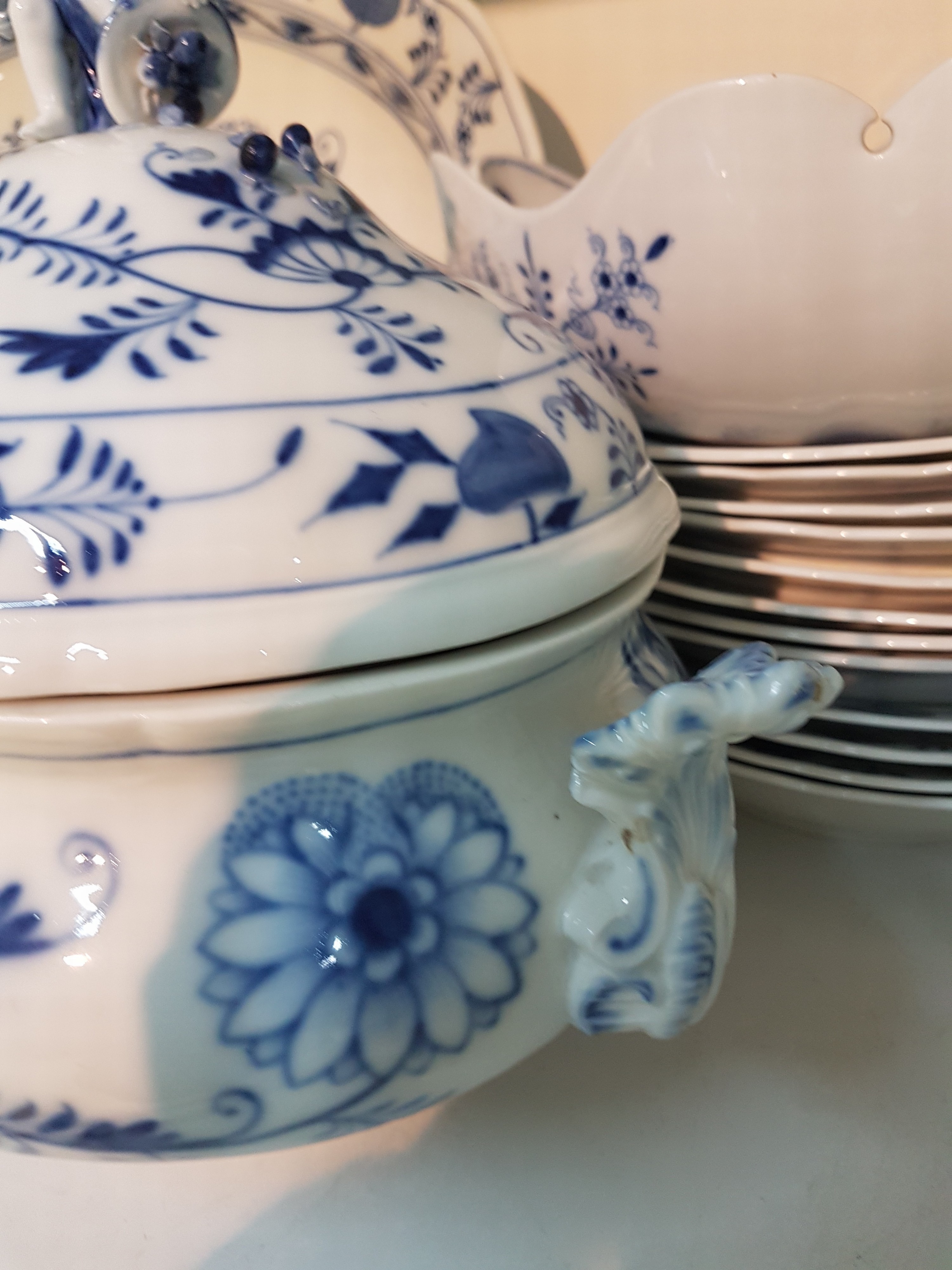 Detail e: Speiseservice für 12 Personen, Meissen, 1930er Jahre, 1. Wahl, blaues Zwiebelmuster unter der Glasur, 12 flache Teller, 12 tiefe Teller, Sauciere, 3 ...