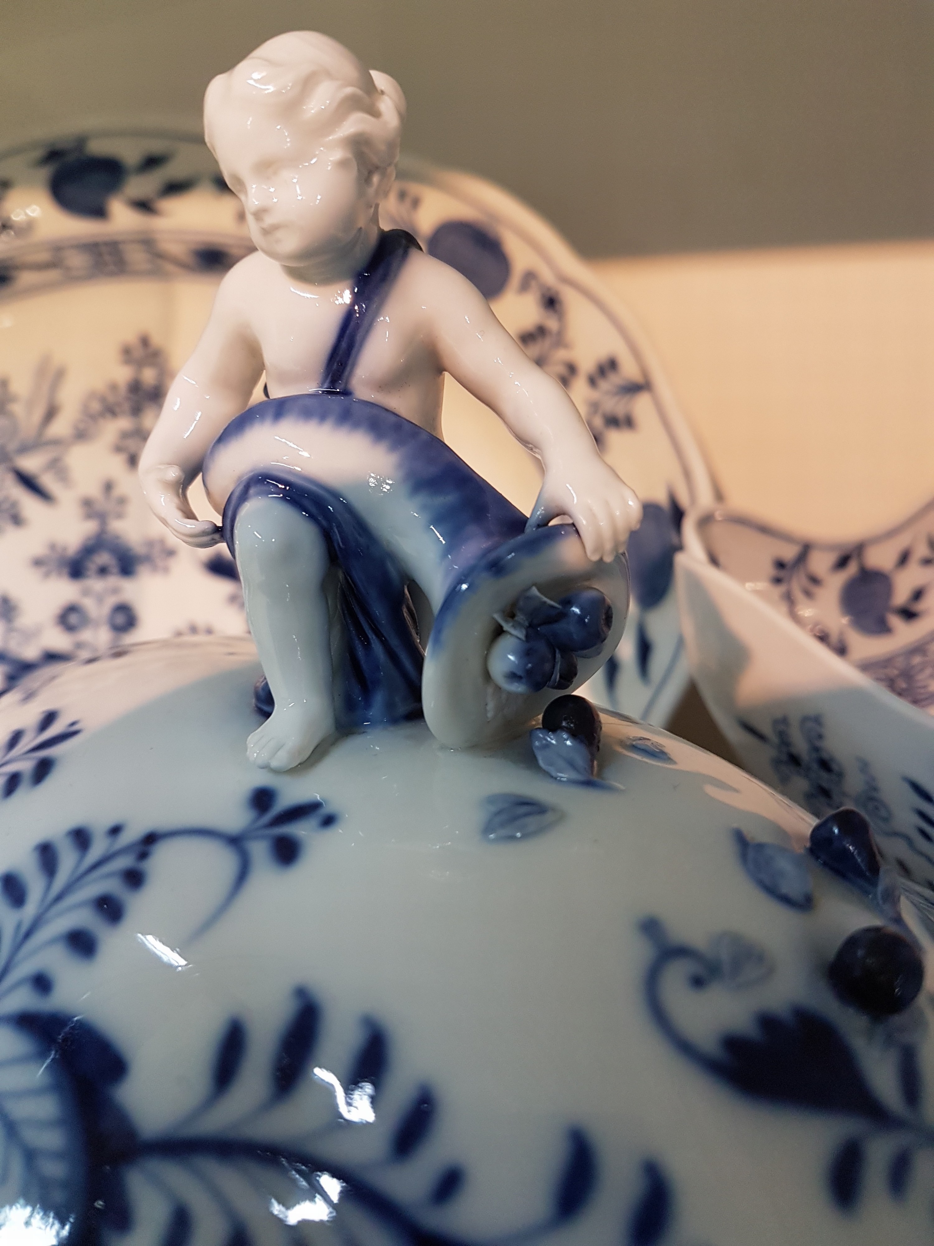 Detail f: Speiseservice für 12 Personen, Meissen, 1930er Jahre, 1. Wahl, blaues Zwiebelmuster unter der Glasur, 12 flache Teller, 12 tiefe Teller, Sauciere, 3 ...