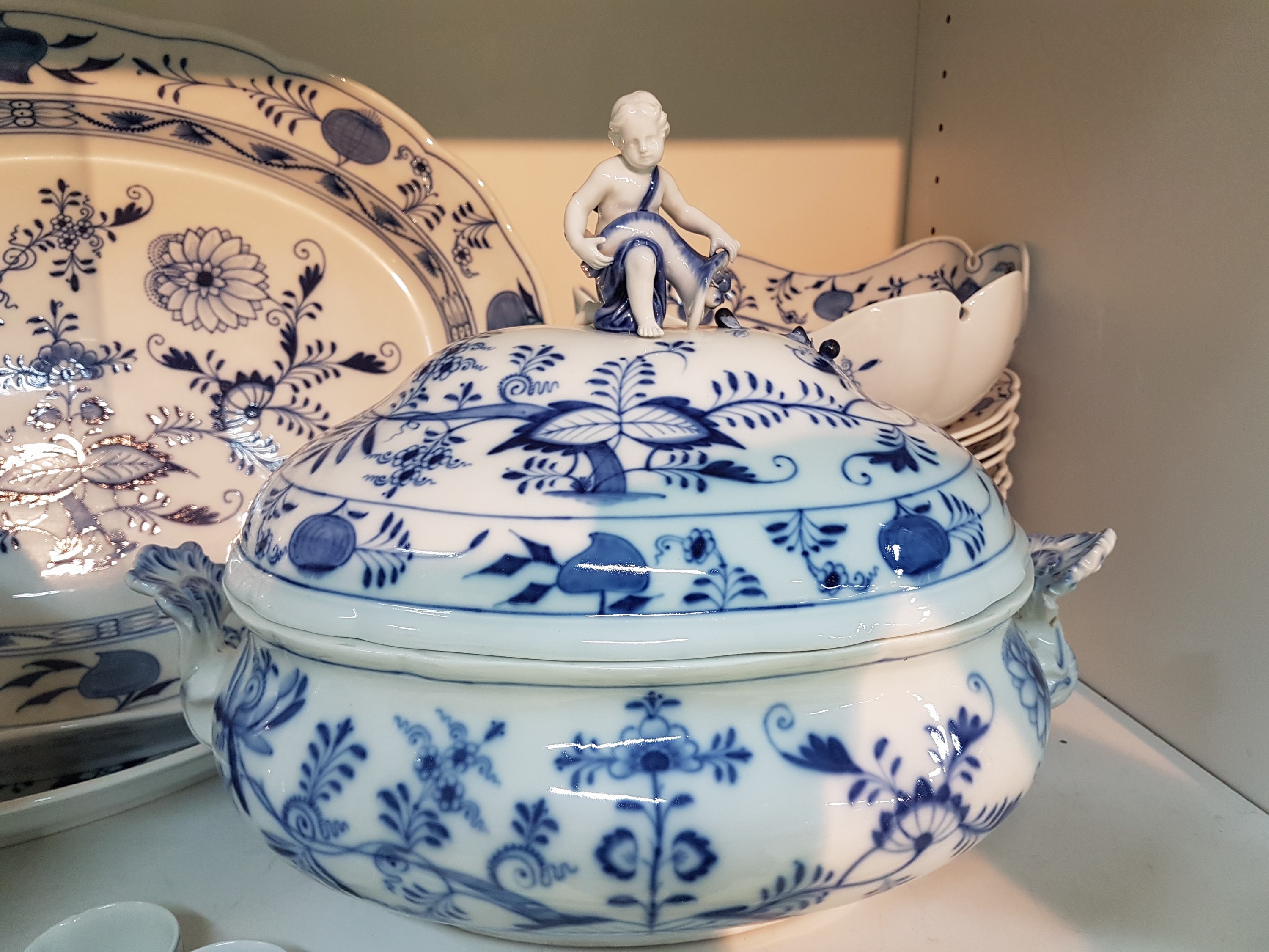 Detail g: Speiseservice für 12 Personen, Meissen, 1930er Jahre, 1. Wahl, blaues Zwiebelmuster unter der Glasur, 12 flache Teller, 12 tiefe Teller, Sauciere, 3 ...