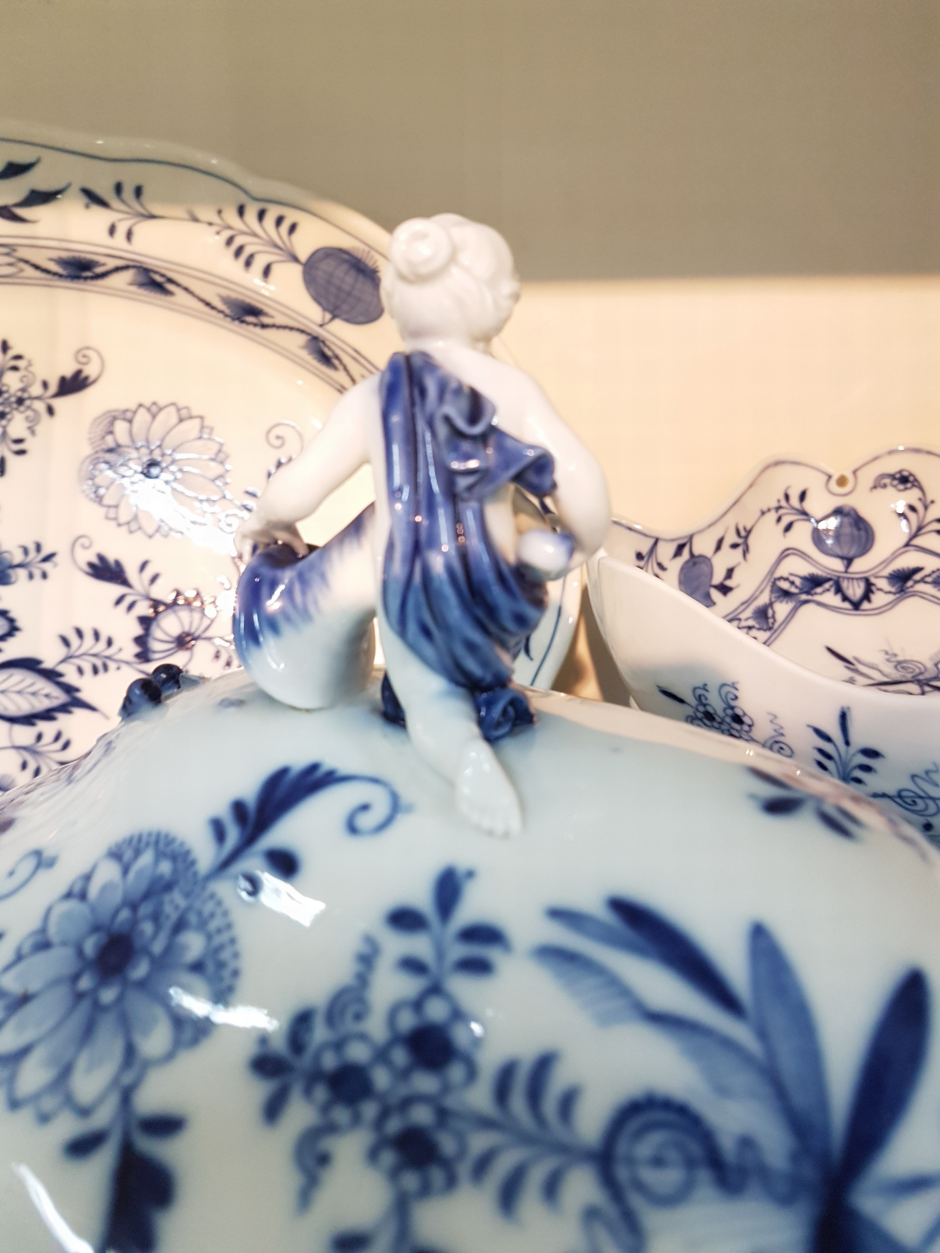 Detail h: Speiseservice für 12 Personen, Meissen, 1930er Jahre, 1. Wahl, blaues Zwiebelmuster unter der Glasur, 12 flache Teller, 12 tiefe Teller, Sauciere, 3 ...