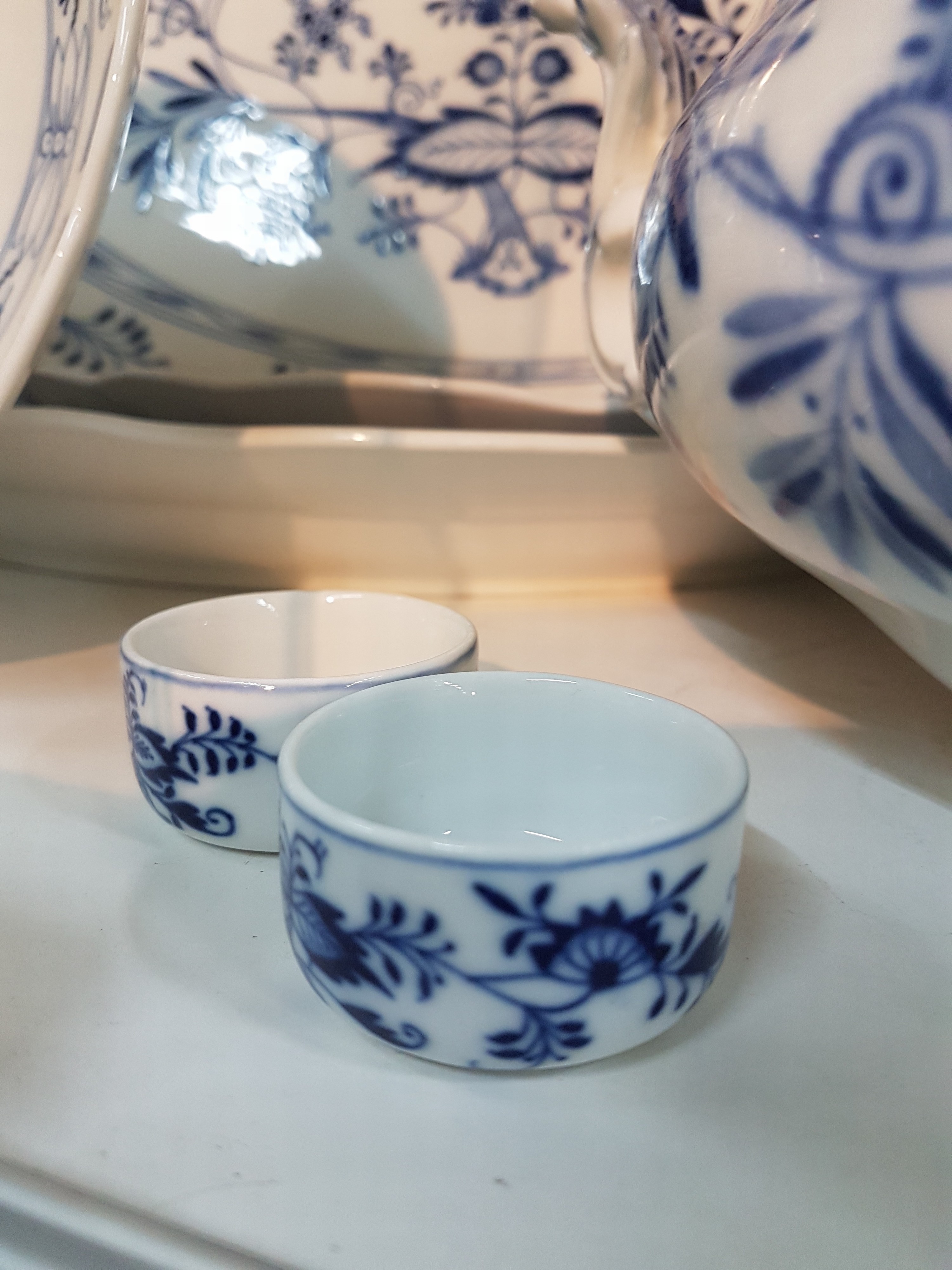 Detail i: Speiseservice für 12 Personen, Meissen, 1930er Jahre, 1. Wahl, blaues Zwiebelmuster unter der Glasur, 12 flache Teller, 12 tiefe Teller, Sauciere, 3 ...