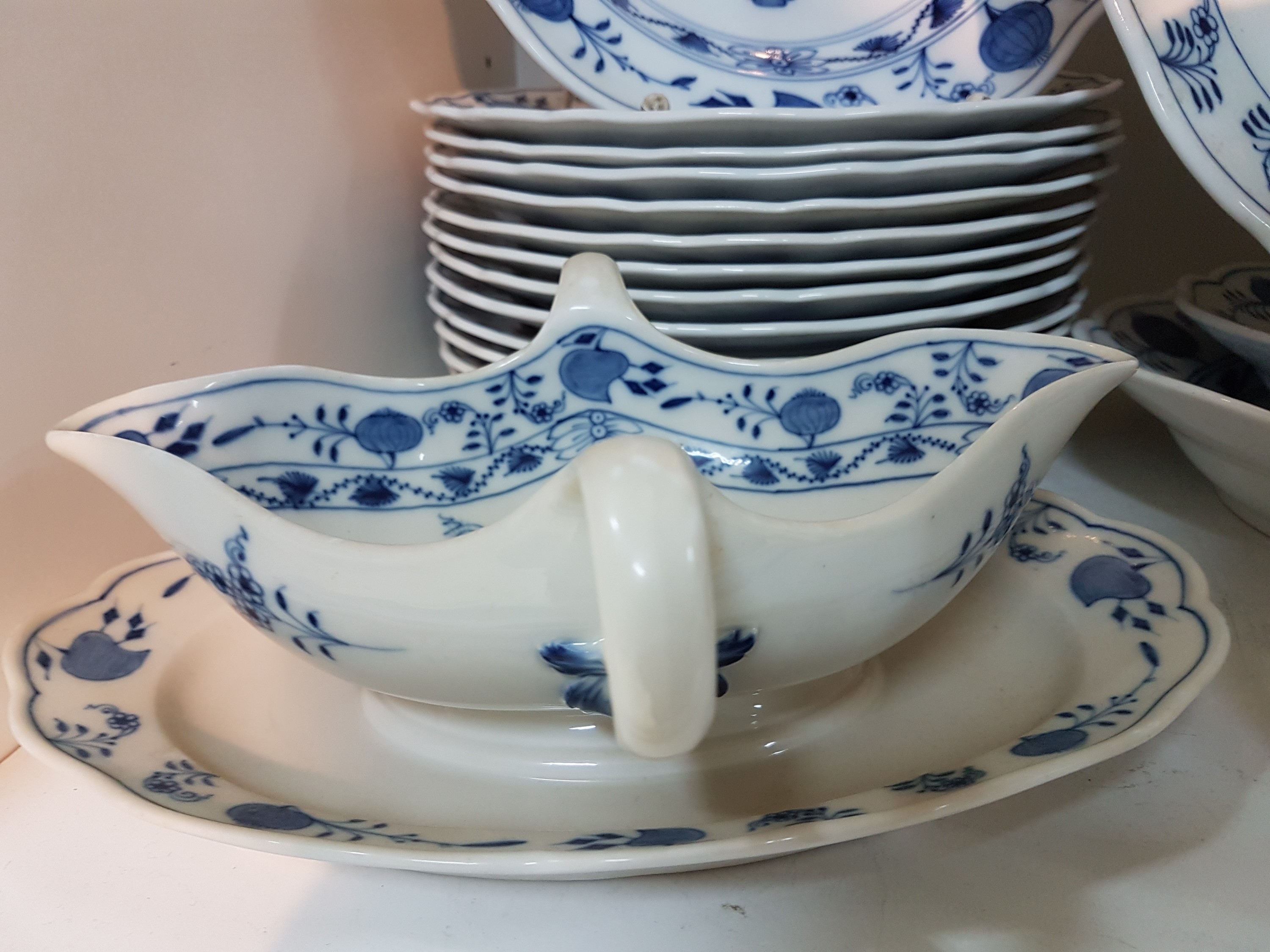 Detail j: Speiseservice für 12 Personen, Meissen, 1930er Jahre, 1. Wahl, blaues Zwiebelmuster unter der Glasur, 12 flache Teller, 12 tiefe Teller, Sauciere, 3 ...