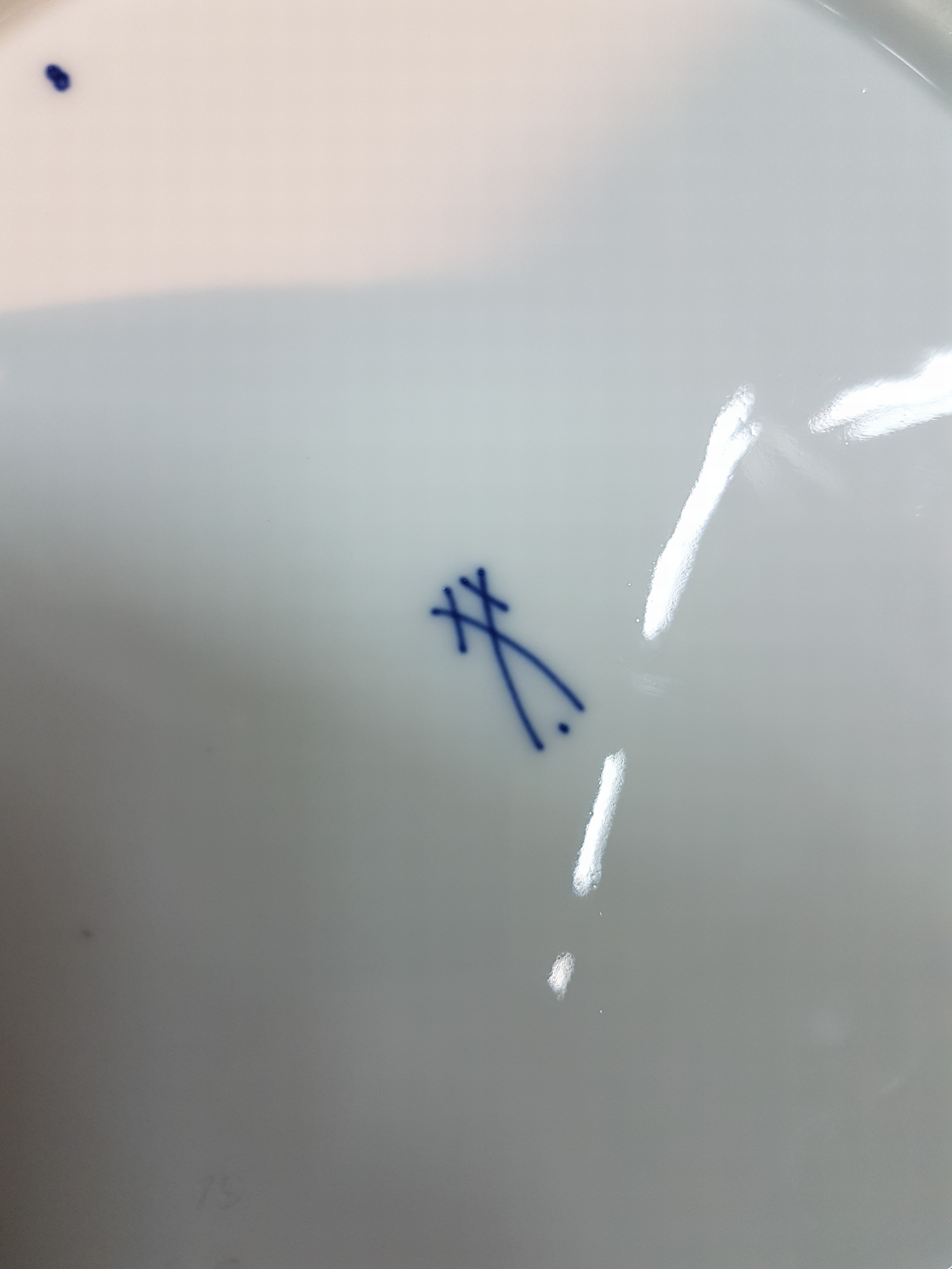 Detail k: Speiseservice für 12 Personen, Meissen, 1930er Jahre, 1. Wahl, blaues Zwiebelmuster unter der Glasur, 12 flache Teller, 12 tiefe Teller, Sauciere, 3 ...