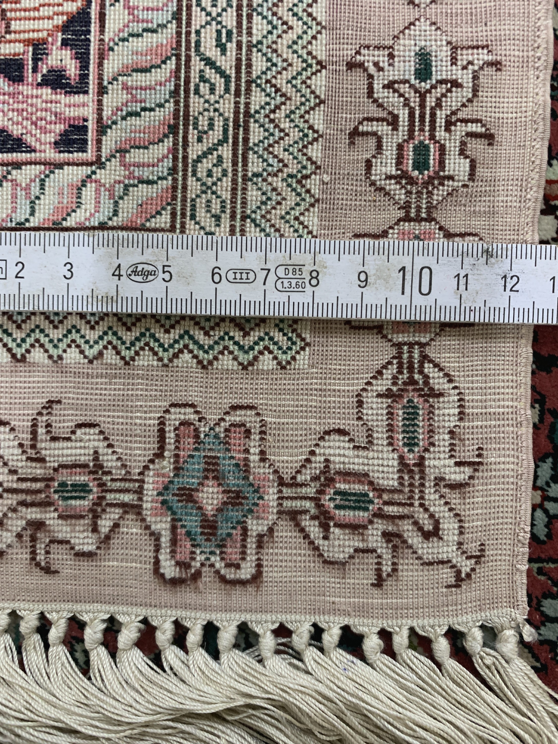 Detail d: 3 lot Hereke Seide fein, China, Ende 20.Jhd., reine Naturseide, ca. 122 x 78 cm, EHZ: 2-3