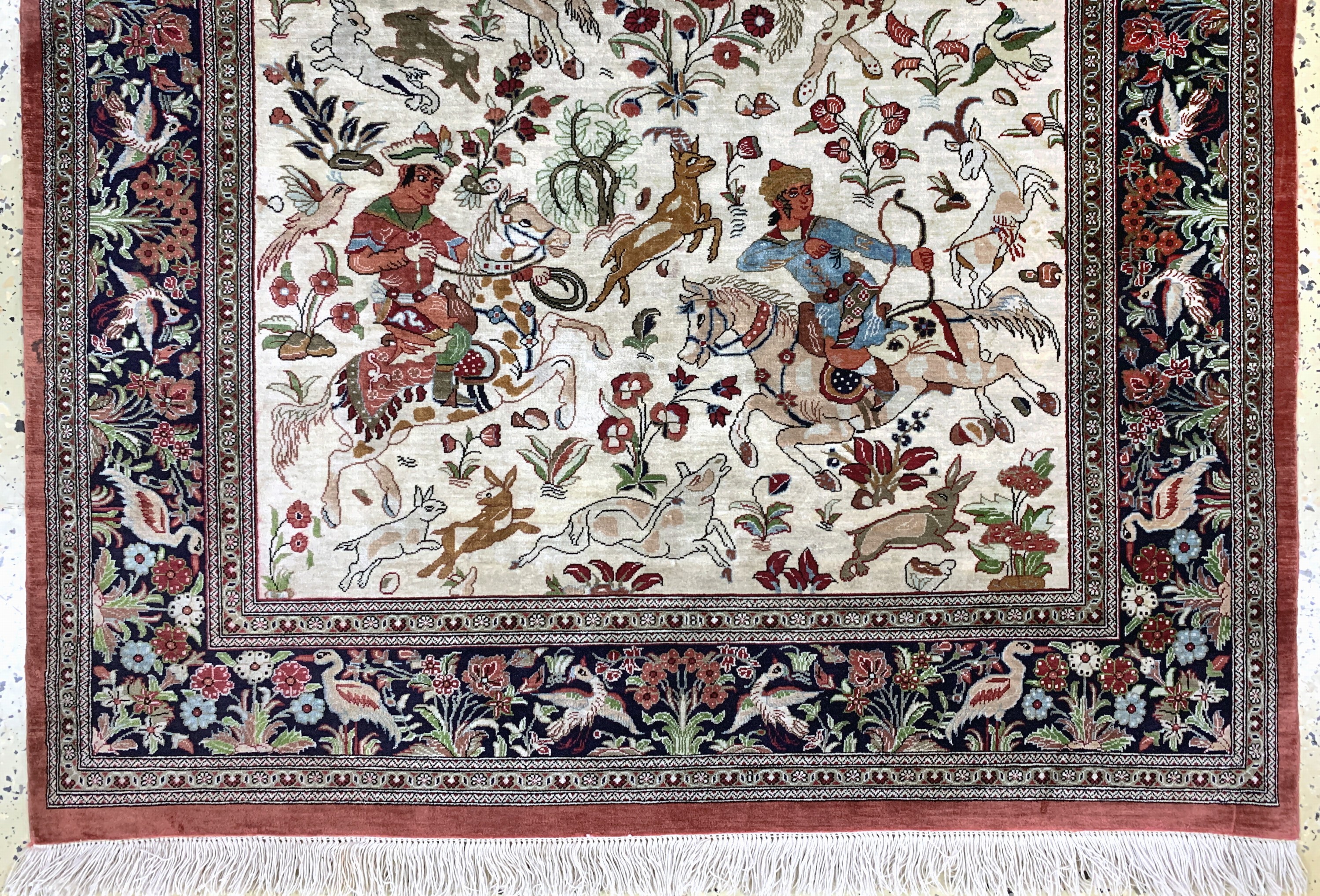 Detail c: Ghom Seide fein Persien, signiert"Nouri", Ende 20.Jhd, reine Naturseide, ca. 155 x 103 cm, ca. 1,0 Mio. Kn/qm, Reinigungsbedürftig, EHZ: 2