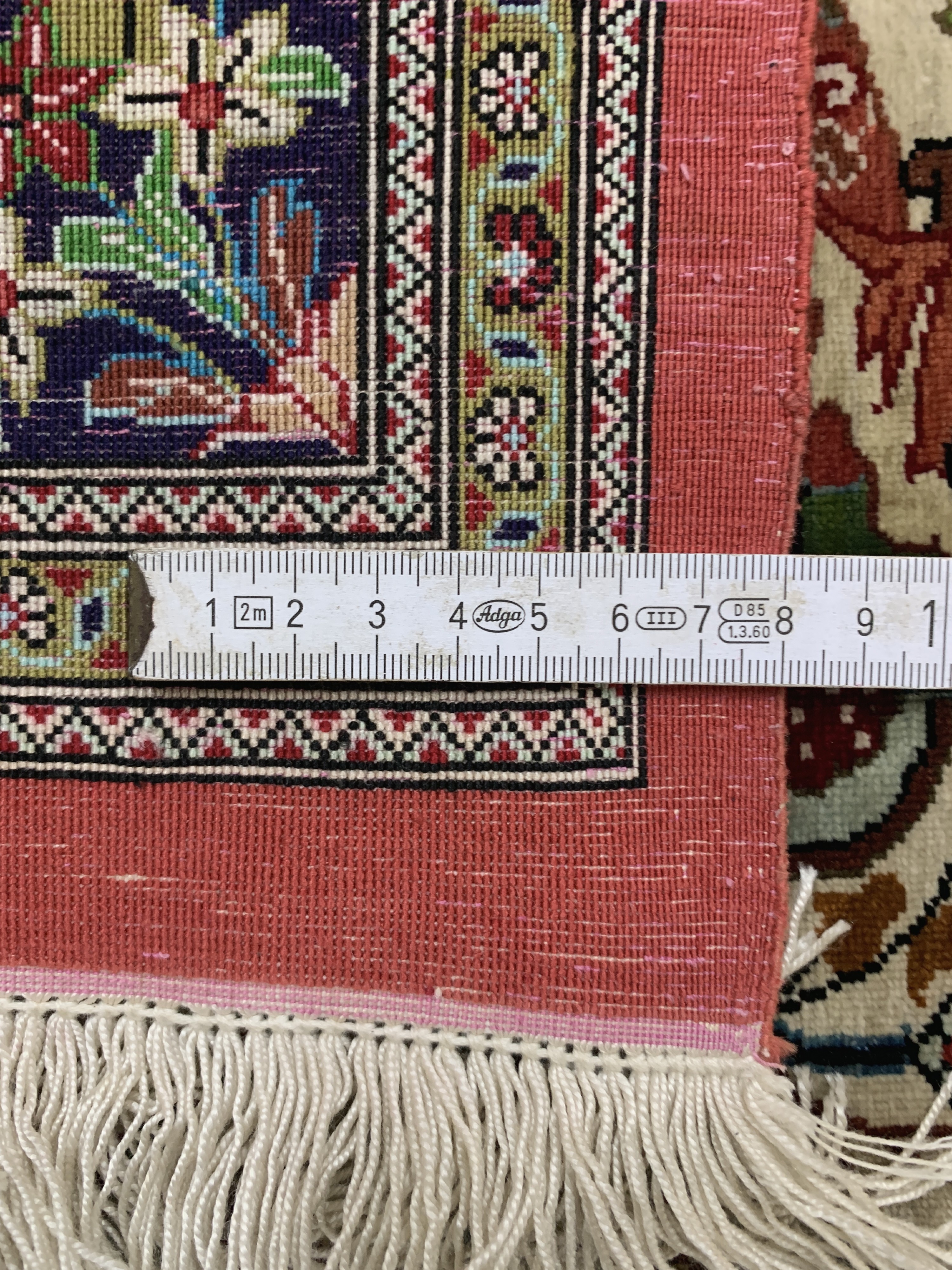 Detail e: Ghom Seide fein Persien, signiert"Nouri", Ende 20.Jhd, reine Naturseide, ca. 155 x 103 cm, ca. 1,0 Mio. Kn/qm, Reinigungsbedürftig, EHZ: 2