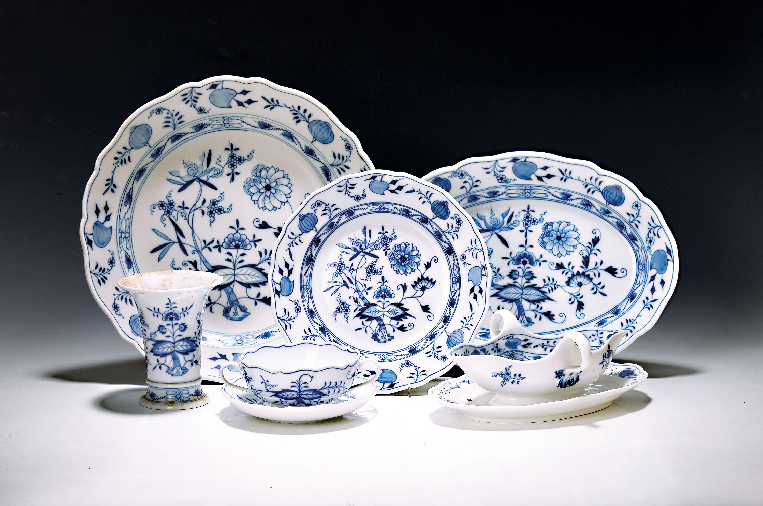 Image 27021463 - Tafelservice, Meissen, 30er Jahre, Zwiebelmuster, 12 Menueteller, 6 Suppentassen mit ...