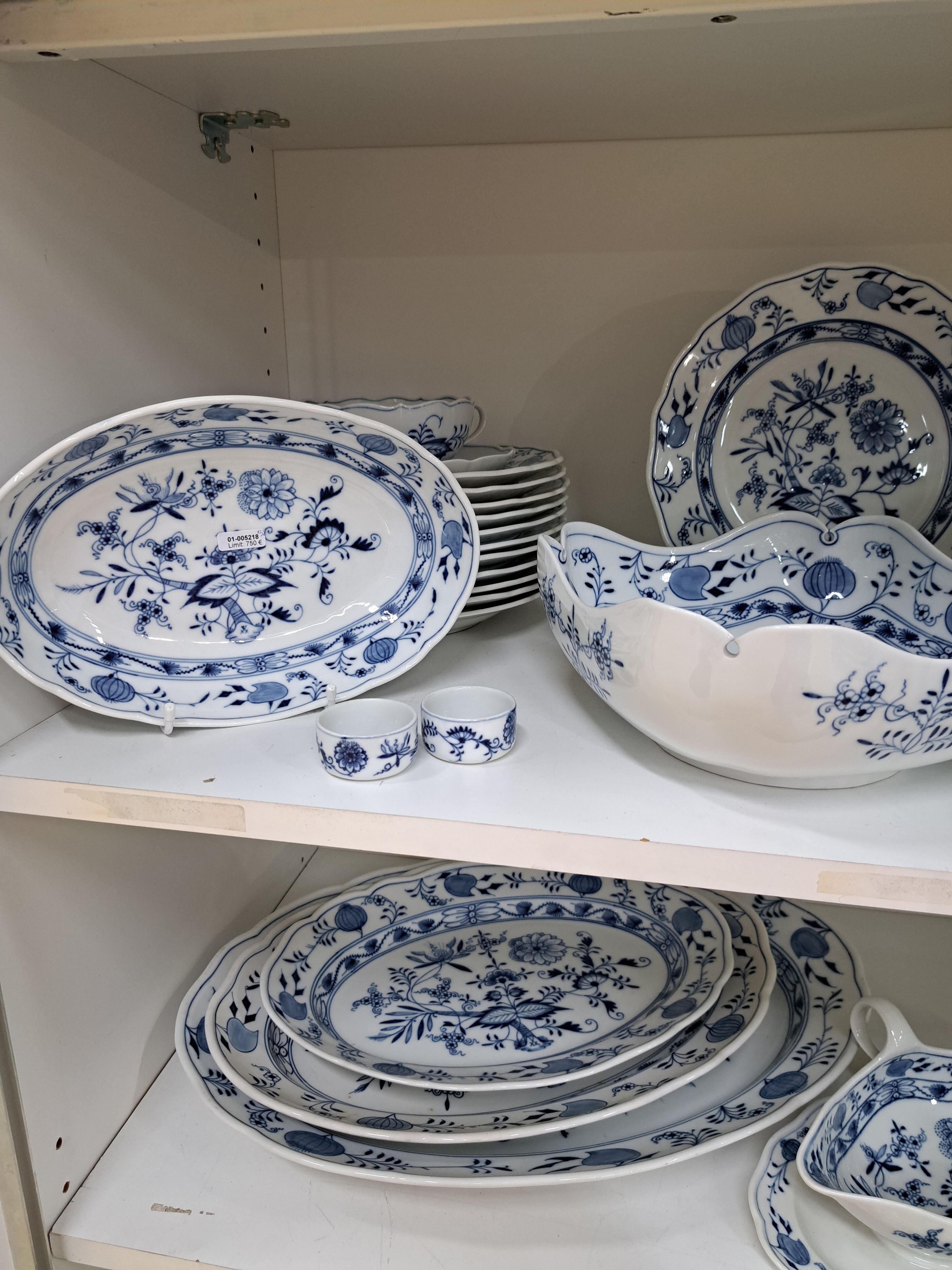 Detail a: Tafelservice, Meissen, 30er Jahre, Zwiebelmuster, 12 Menueteller, 6 Suppentassen mit Untertassen, eine Sauciere, kl. Sauciere, Vase, 2 Salzgefäße, ...