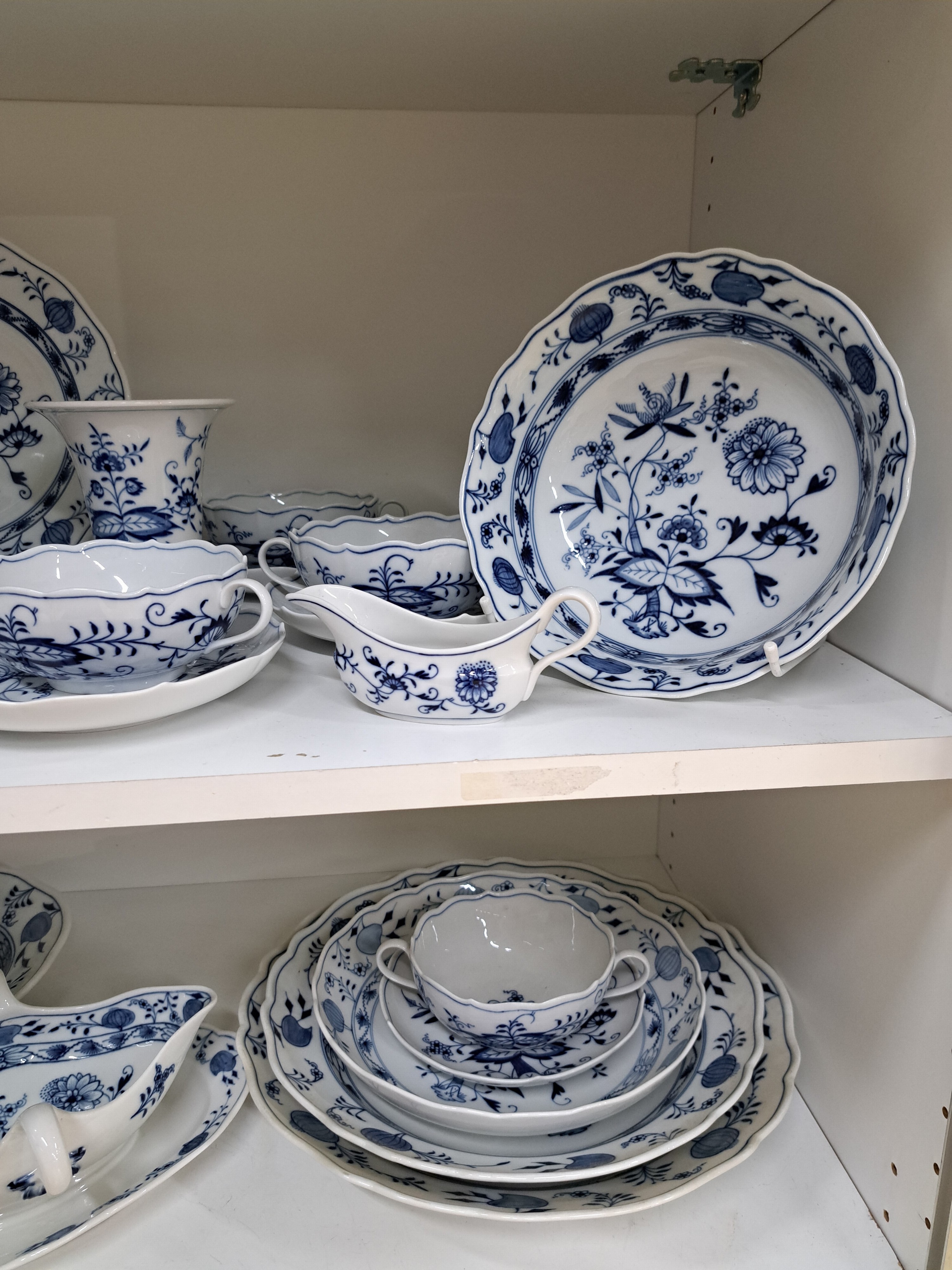 Detail b: Tafelservice, Meissen, 30er Jahre, Zwiebelmuster, 12 Menueteller, 6 Suppentassen mit Untertassen, eine Sauciere, kl. Sauciere, Vase, 2 Salzgefäße, ...