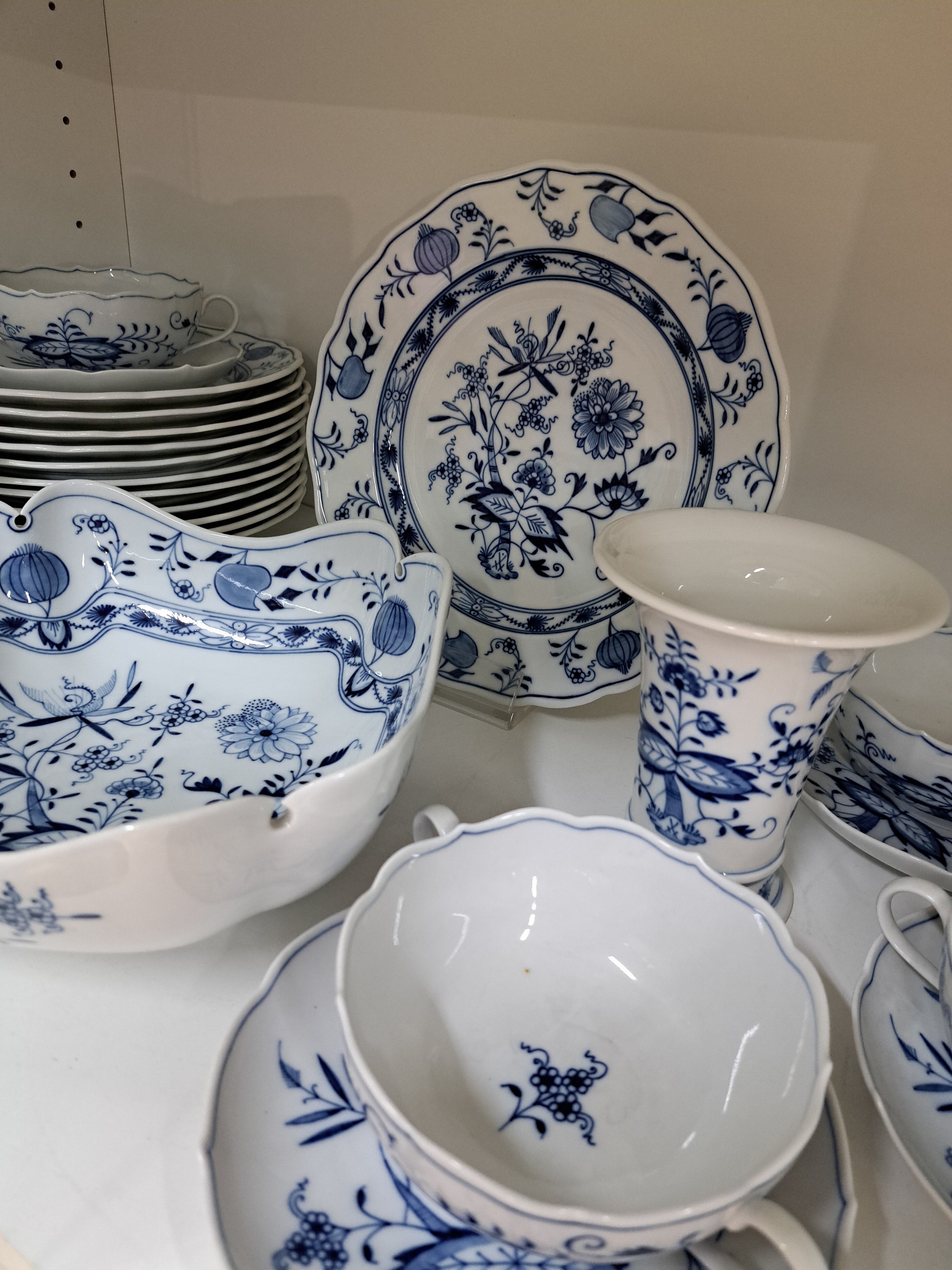 Detail c: Tafelservice, Meissen, 30er Jahre, Zwiebelmuster, 12 Menueteller, 6 Suppentassen mit Untertassen, eine Sauciere, kl. Sauciere, Vase, 2 Salzgefäße, ...