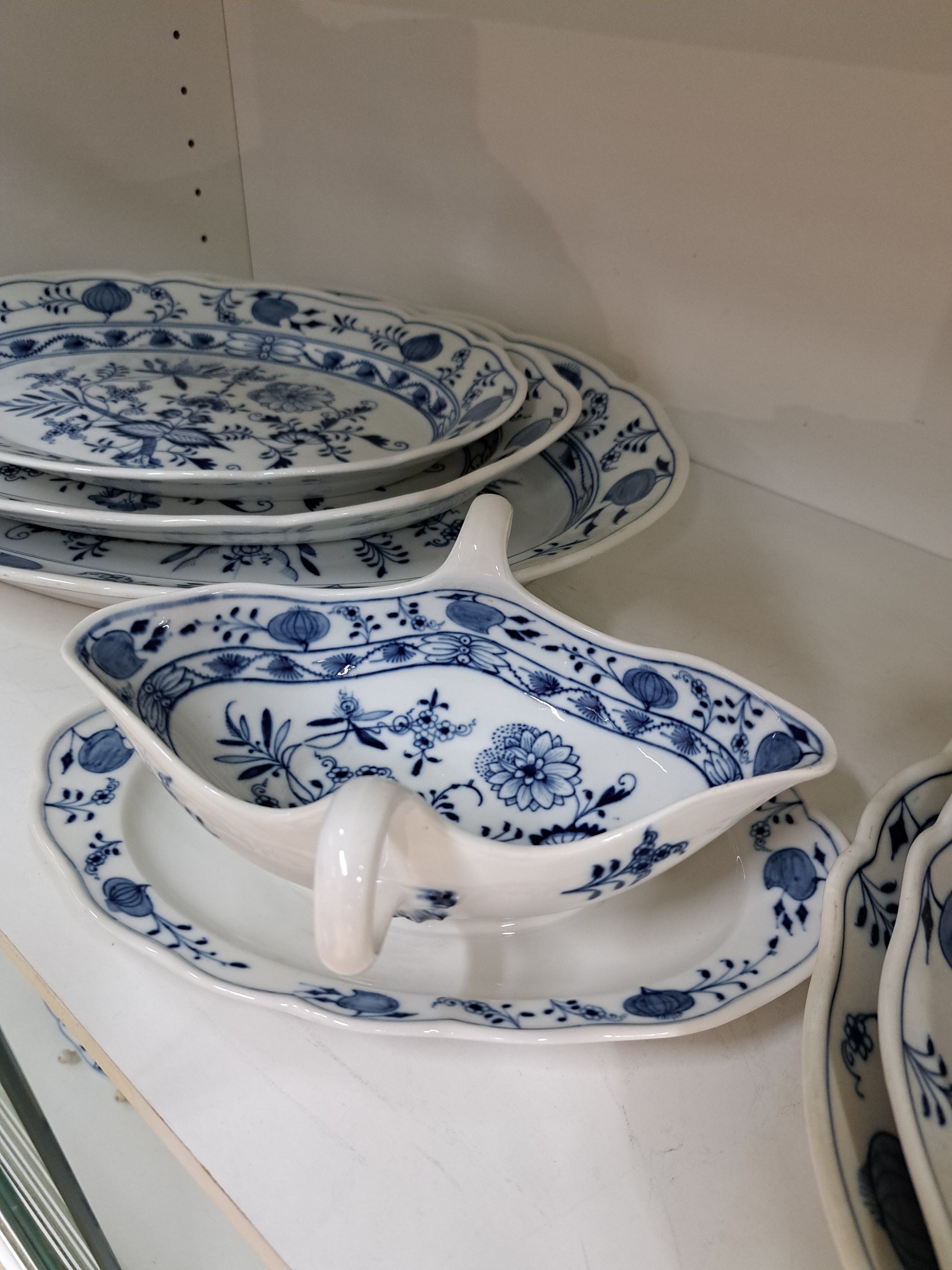 Detail d: Tafelservice, Meissen, 30er Jahre, Zwiebelmuster, 12 Menueteller, 6 Suppentassen mit Untertassen, eine Sauciere, kl. Sauciere, Vase, 2 Salzgefäße, ...