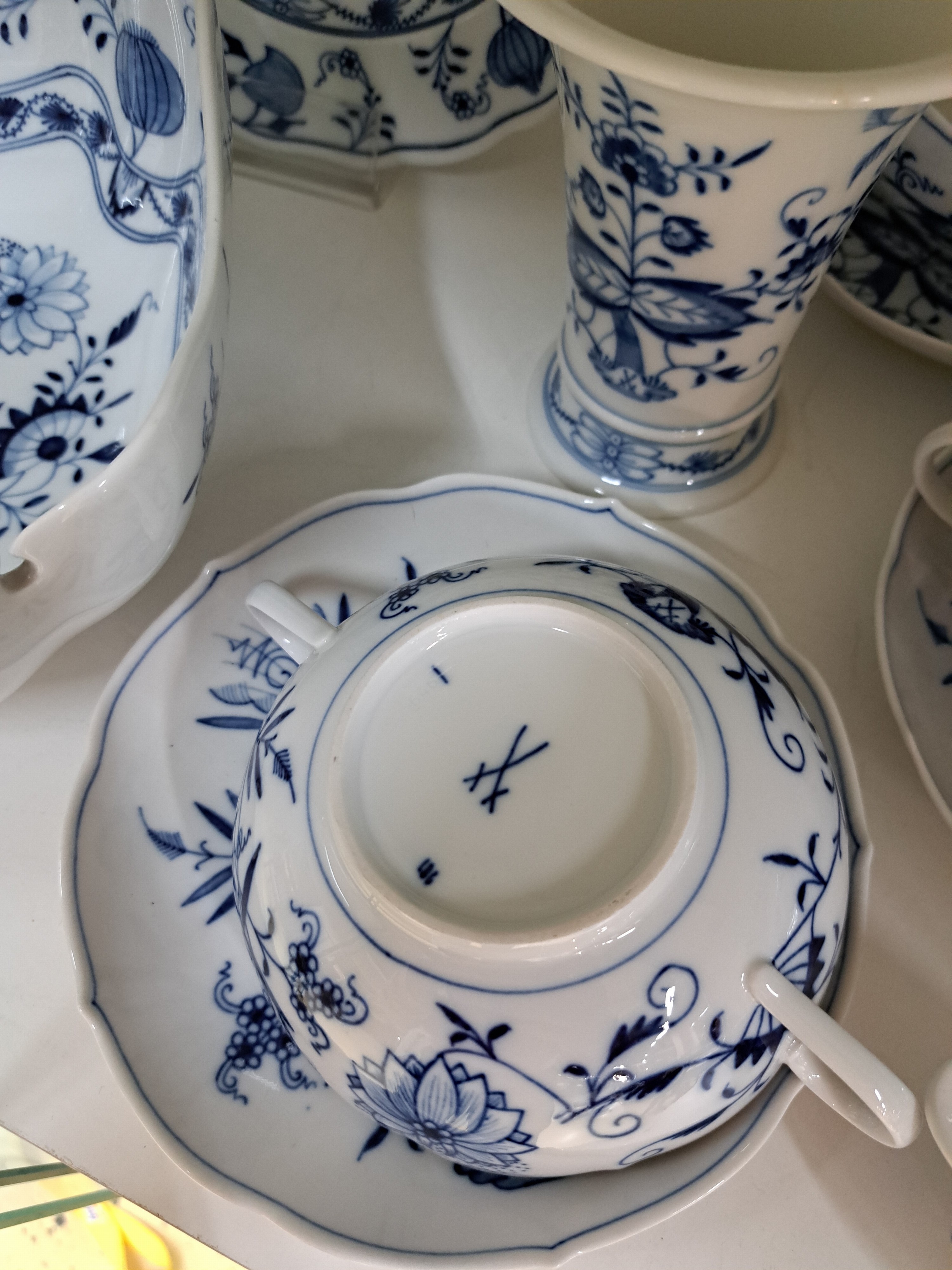 Detail e: Tafelservice, Meissen, 30er Jahre, Zwiebelmuster, 12 Menueteller, 6 Suppentassen mit Untertassen, eine Sauciere, kl. Sauciere, Vase, 2 Salzgefäße, ...