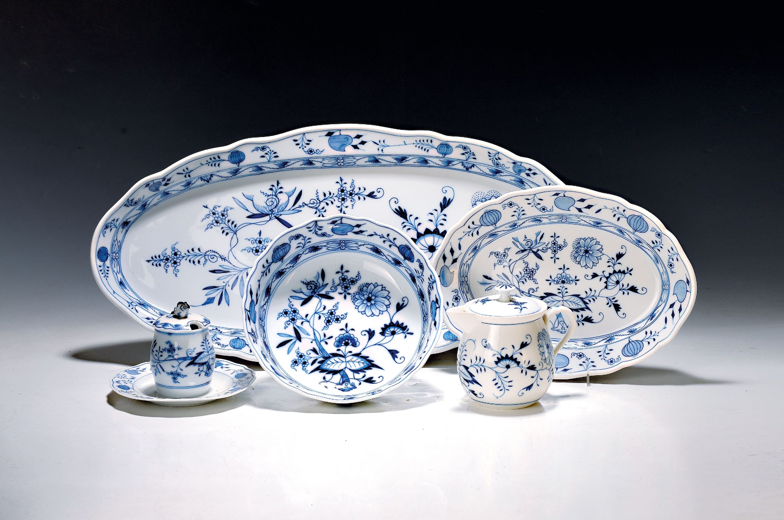 Image 27021464 - 9 Teile Zubehör, Meissen, Zwiebelmuster, 30er Jahre, große Hechtplatte, drei ovale ...