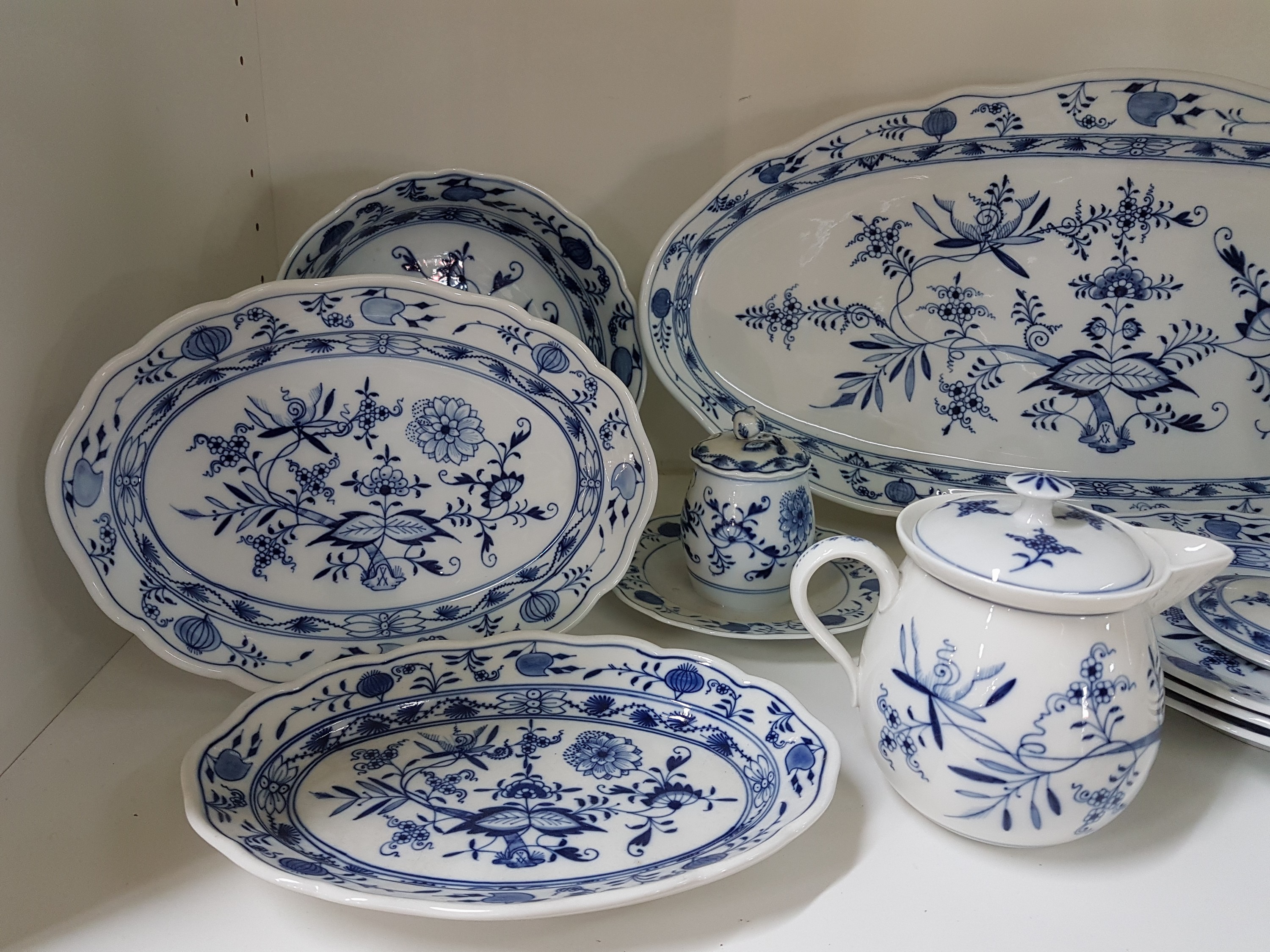 Detail a: 9 Teile Zubehör, Meissen, Zwiebelmuster, 30er Jahre, große Hechtplatte, drei ovale Platten, ovale Schale, drei Dessertteller, Senfgefäß