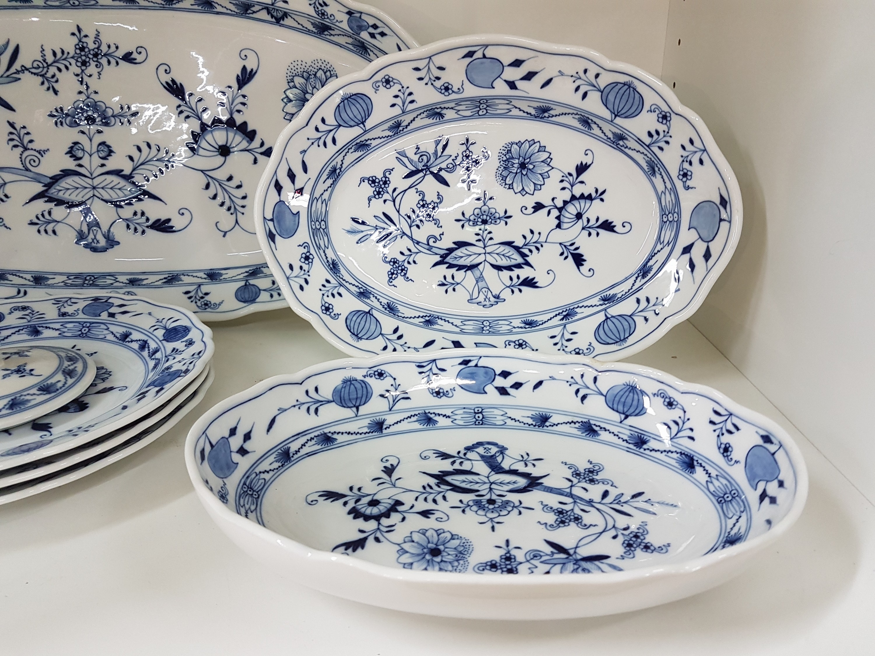 Detail b: 9 Teile Zubehör, Meissen, Zwiebelmuster, 30er Jahre, große Hechtplatte, drei ovale Platten, ovale Schale, drei Dessertteller, Senfgefäß