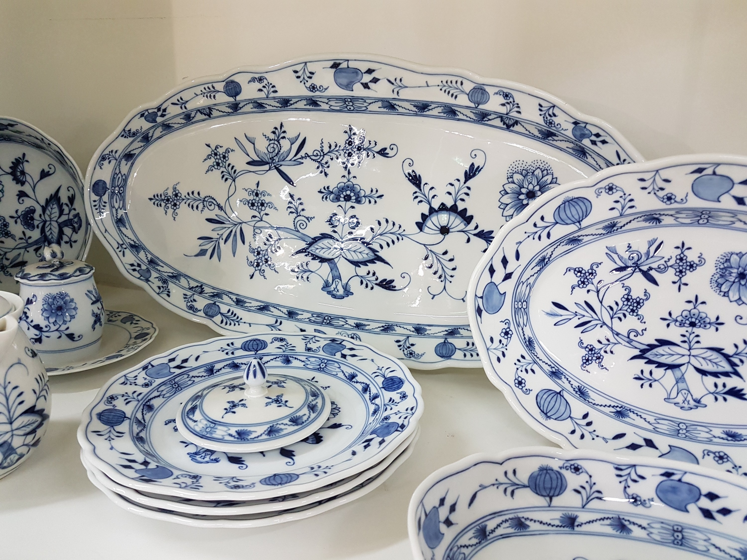 Detail c: 9 Teile Zubehör, Meissen, Zwiebelmuster, 30er Jahre, große Hechtplatte, drei ovale Platten, ovale Schale, drei Dessertteller, Senfgefäß