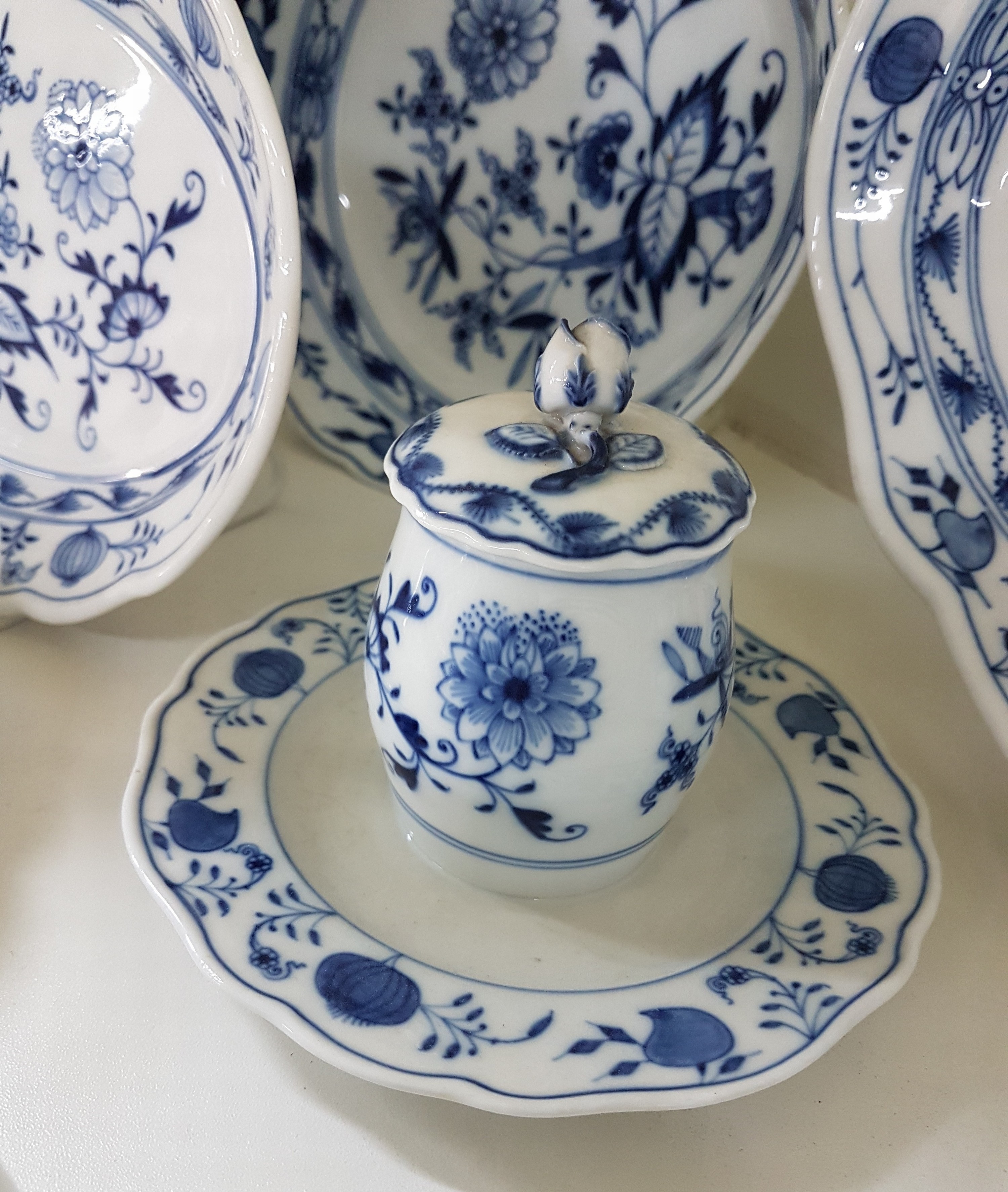Detail d: 9 Teile Zubehör, Meissen, Zwiebelmuster, 30er Jahre, große Hechtplatte, drei ovale Platten, ovale Schale, drei Dessertteller, Senfgefäß