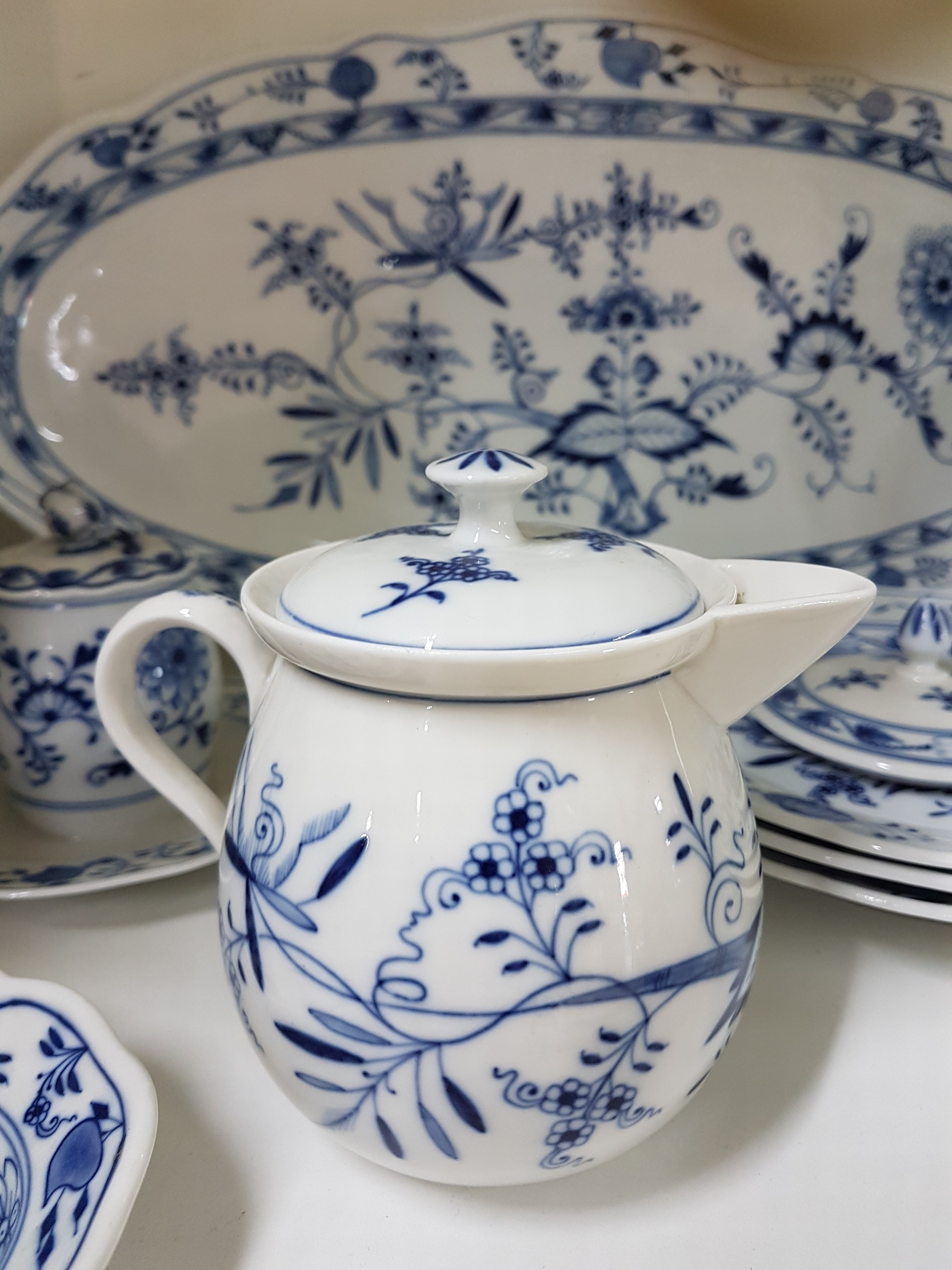 Detail e: 9 Teile Zubehör, Meissen, Zwiebelmuster, 30er Jahre, große Hechtplatte, drei ovale Platten, ovale Schale, drei Dessertteller, Senfgefäß