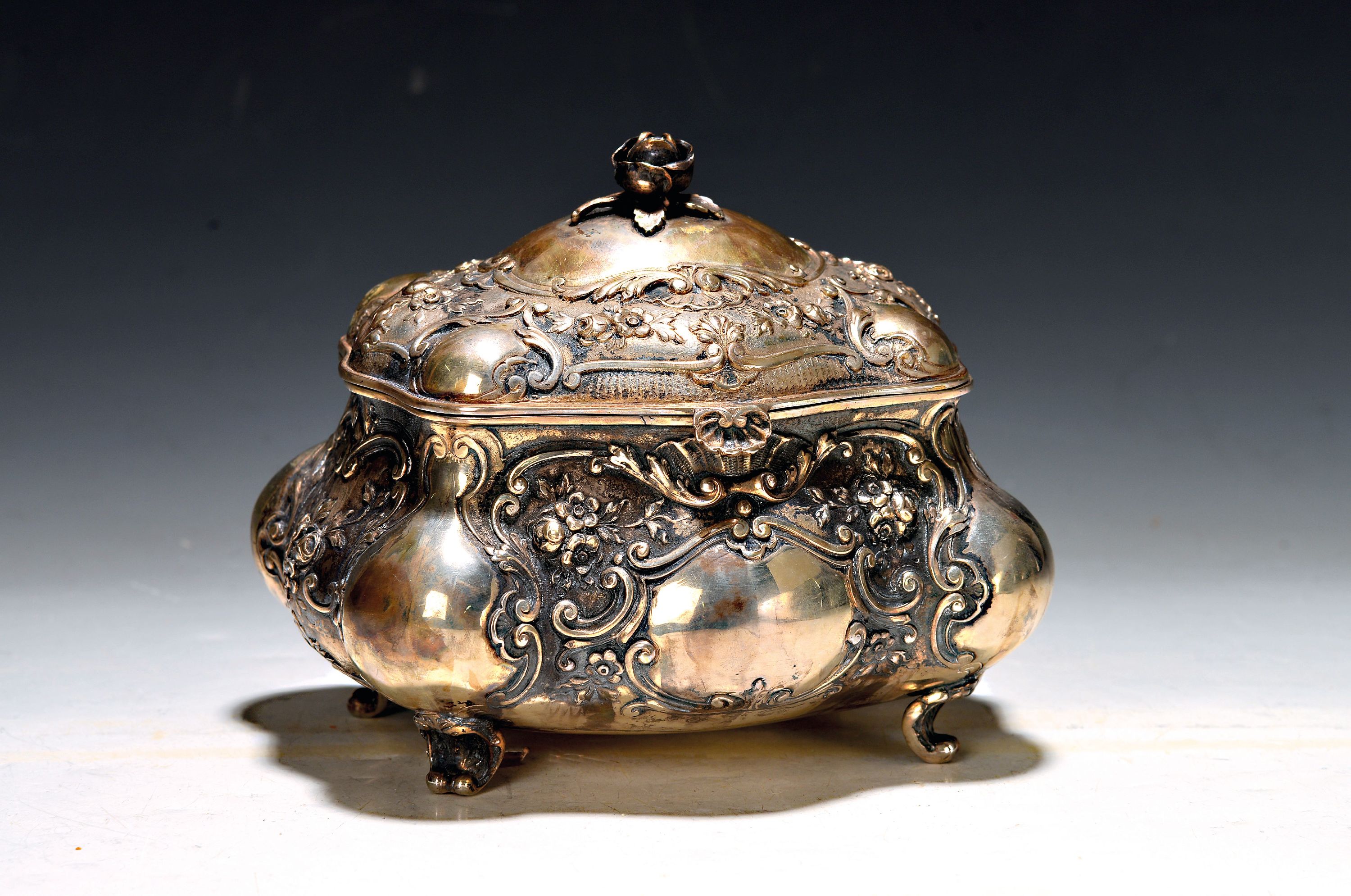 Image 27021466 - Große silberne Deckeldose im Rokokostil, deutsch, 800er Silber, mit Blumendekor, auf ...