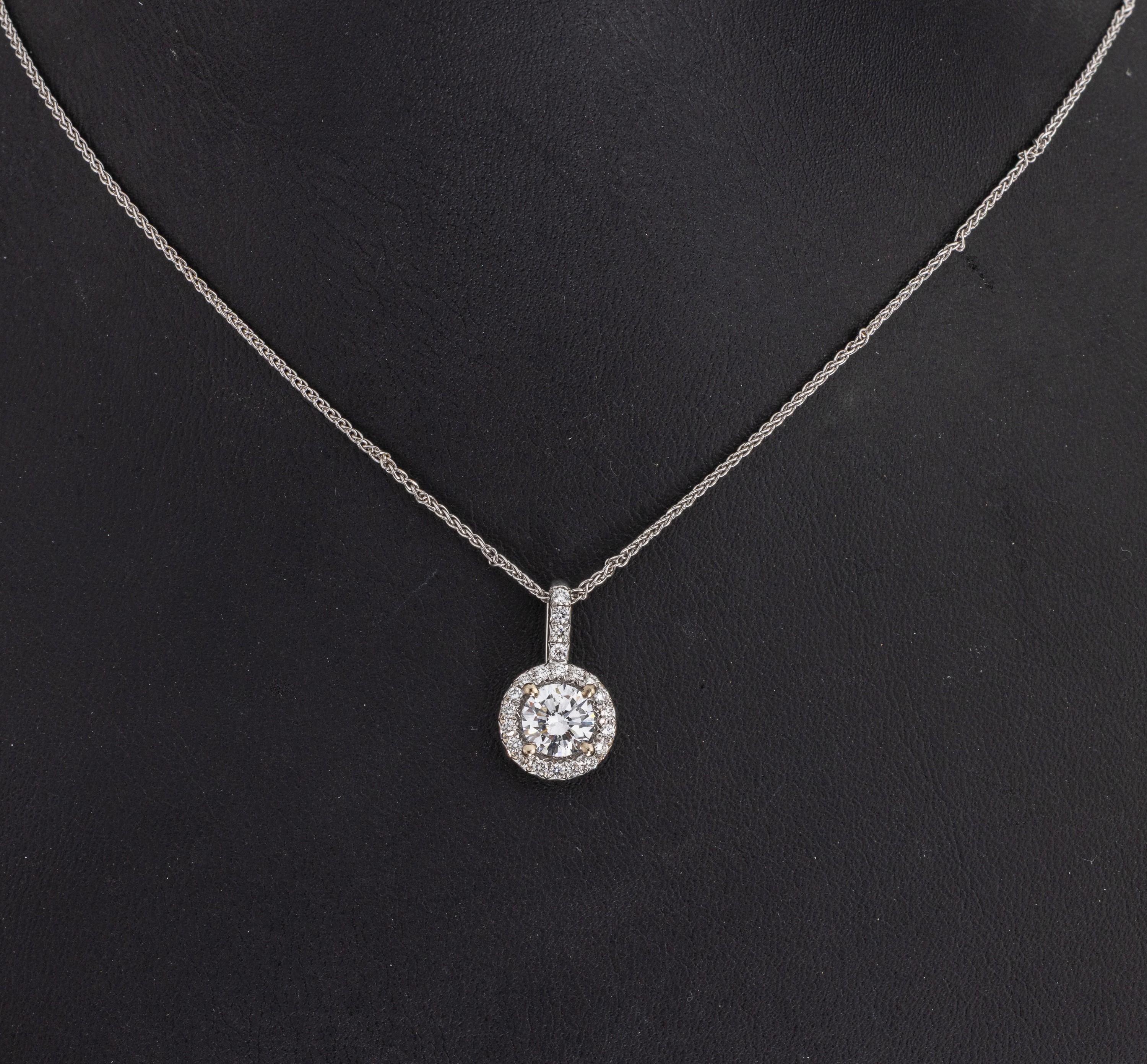 Image 27021495 - 18 kt Gold Brillant-Anhänger, WG 750/000, Brillant ca. 0.81 ct Weiß/vs, umgeben ...