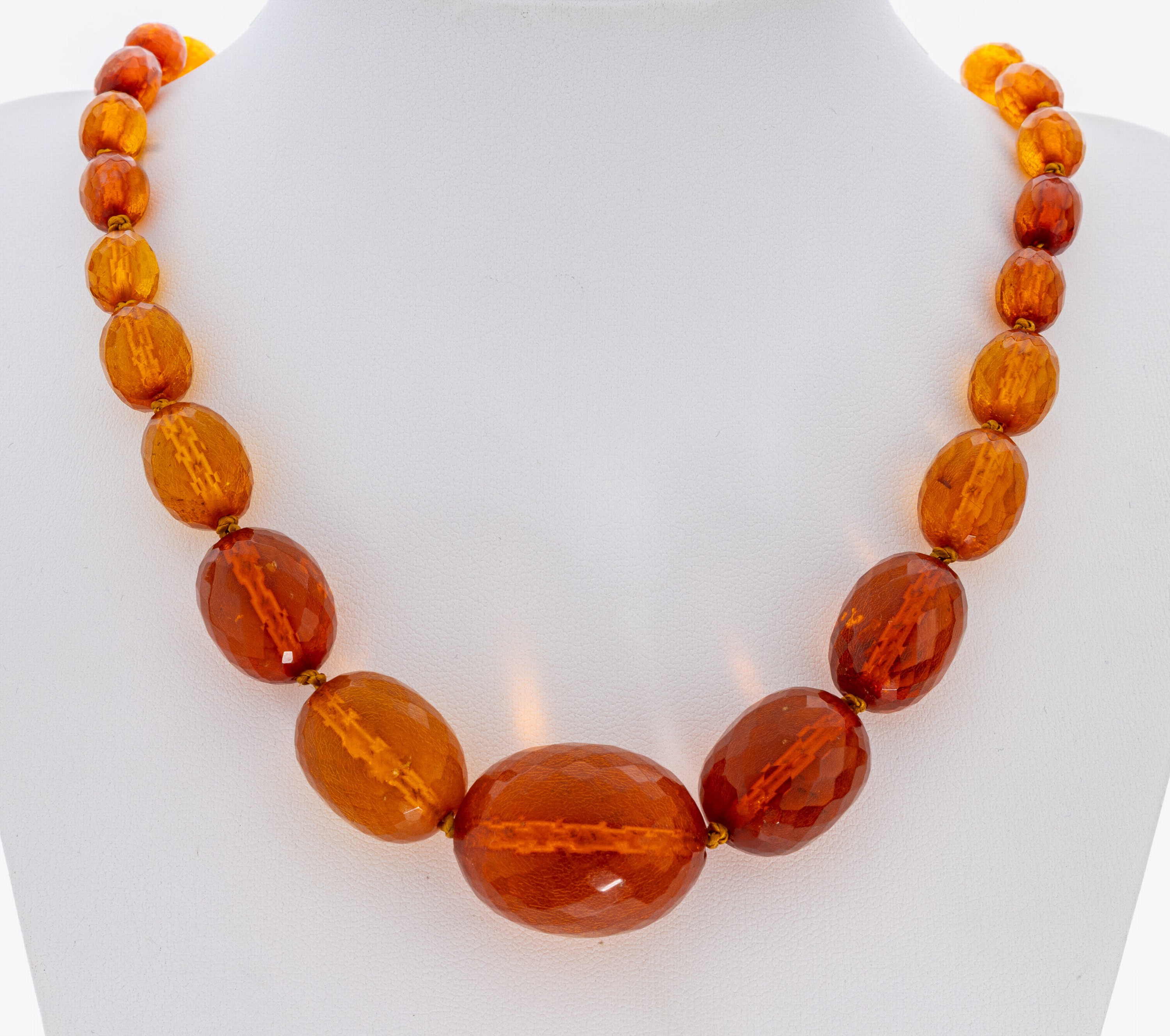 Image 27021499 - Bernstein-Collier, deutsch, 1930er Jahre, facett. Bernstein-Oliven im Verlauf, D. ca. ...