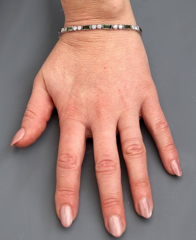 27021420i - Platin Art Deco Turmalin-Diamant-Armband, um 1920, Platin gepr., Turmalin-Baguettes ...