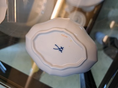 Image 27021439i - Deckeldose, Tellerchen und fünf Schalen, Meissen, Vogelmalerei, 20. Jh., Porzellan, ...