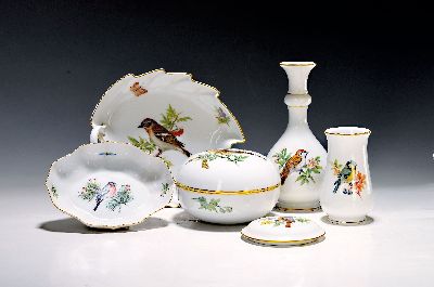 Image Lot aus fünf Teilen, Meissen, Vogeldekor, Blattschale, L. 18 cm, große Deckeldose D. ...