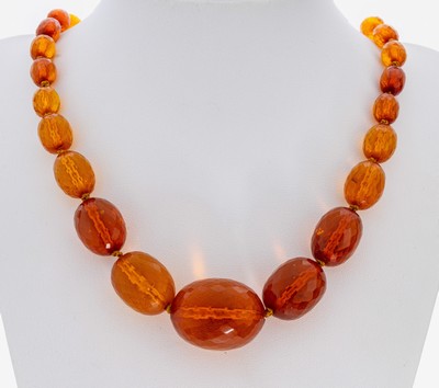 Image Bernstein-Collier, deutsch, 1930er Jahre, facett. Bernstein-Oliven im Verlauf, D. ca. ...