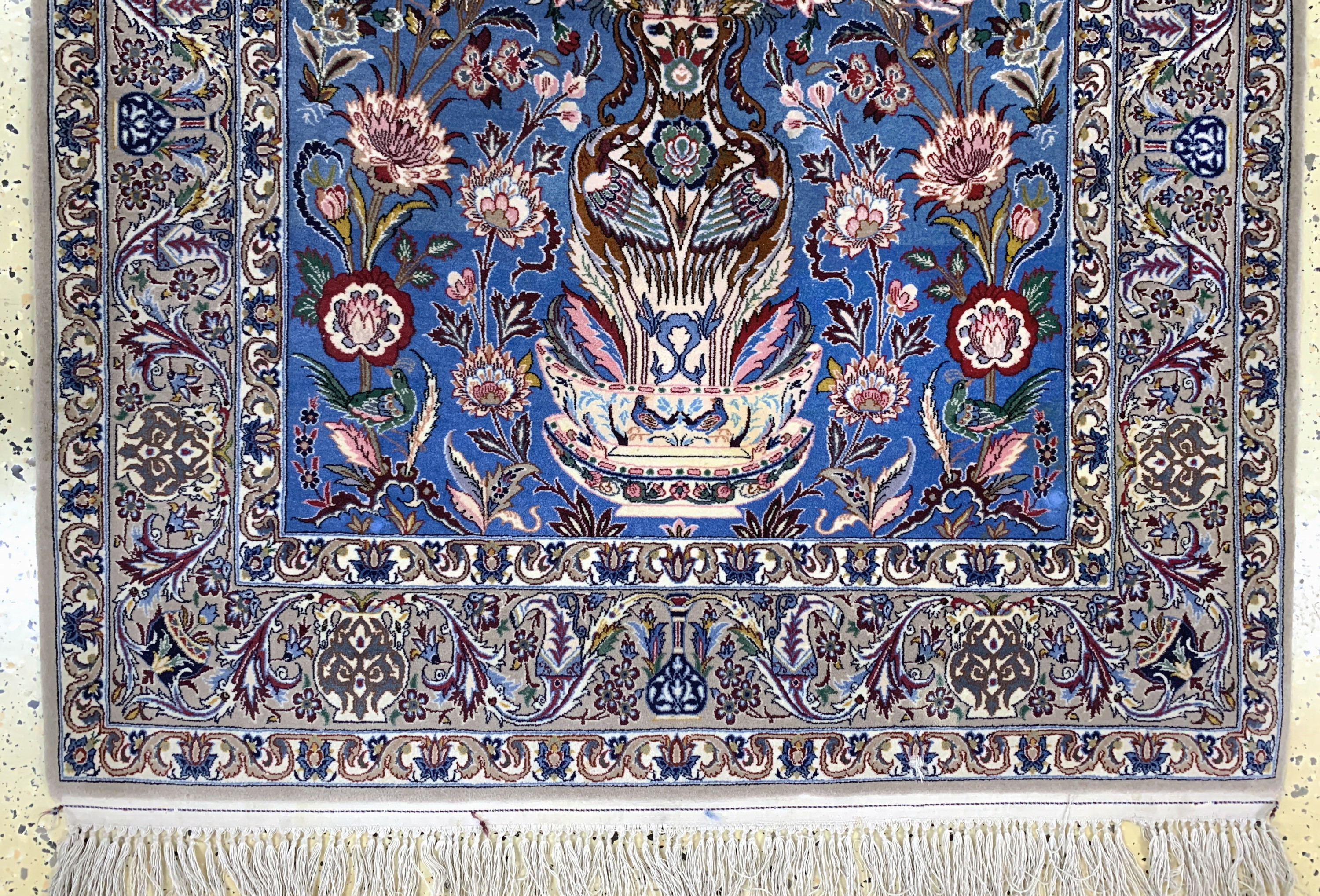 Detail c: Esfahan fein, Persien, Mitte 20.Jhd, Korkwolle auf Seide, ca. 167 x 110 cm, Mottenfraß, EHZ: 4