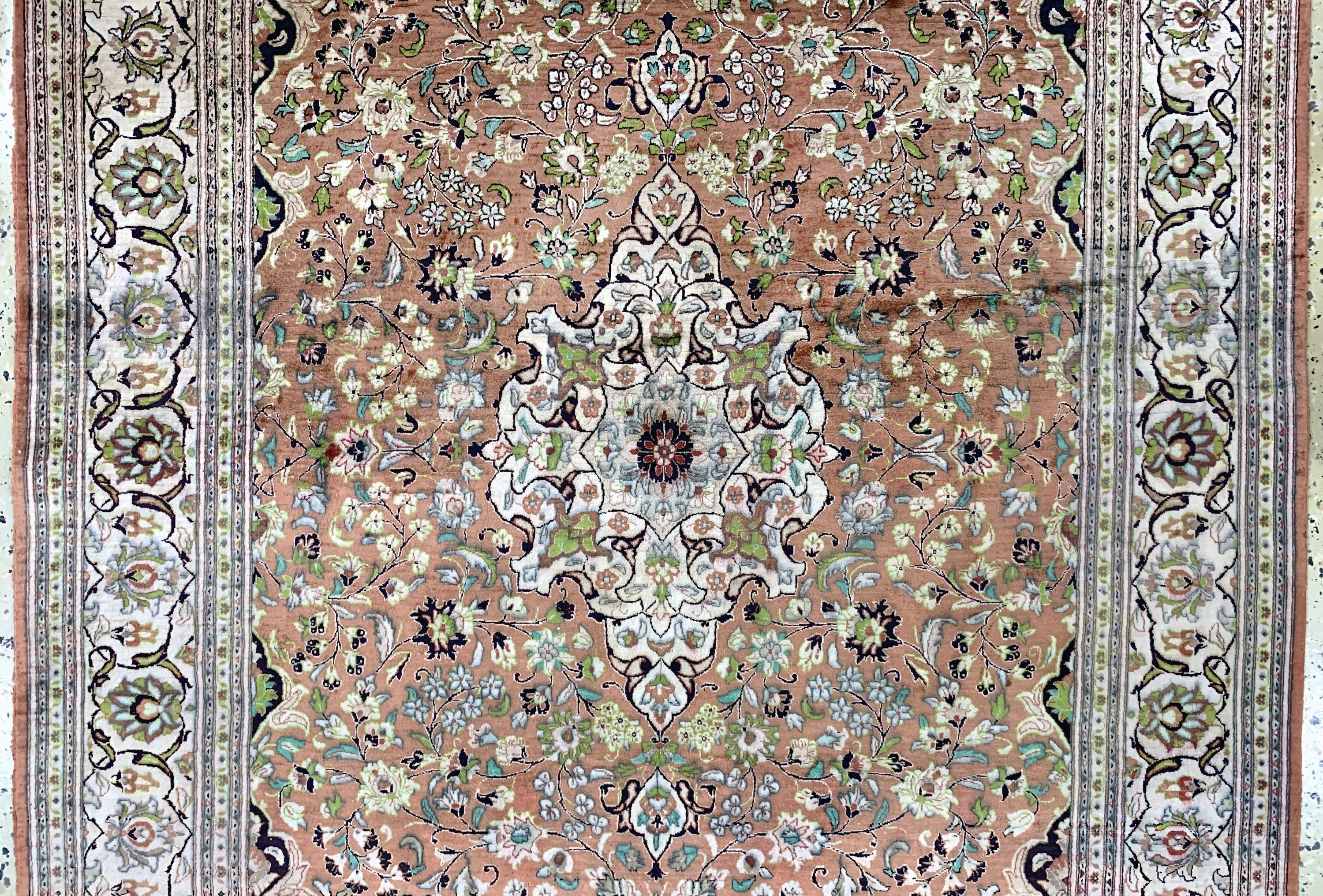 Detail b: Ghom Seide, Persien, Mitte 20.Jhd, reine Naturseide, ca. 203 x 137 cm, verfärbt, EHZ: 2