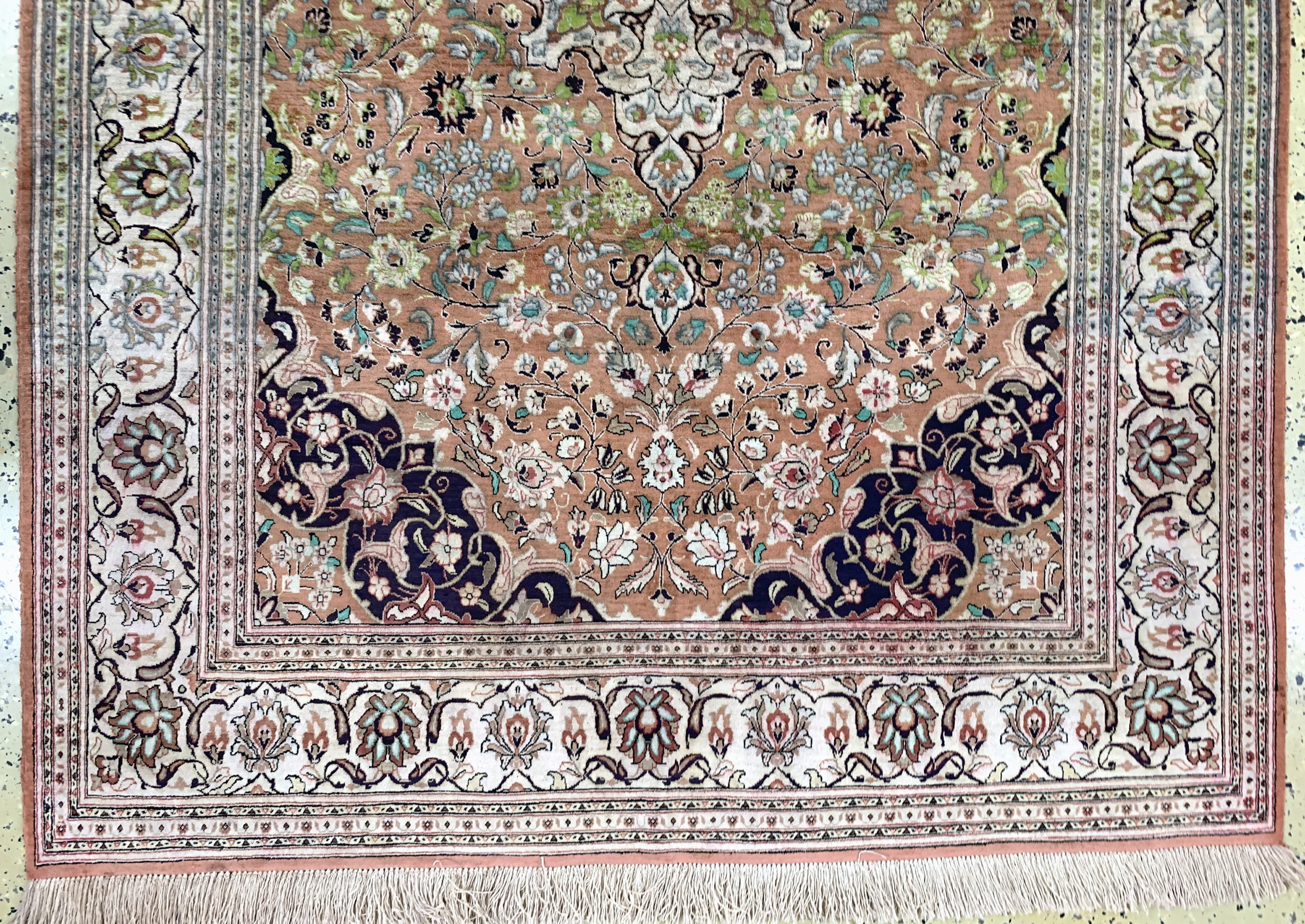 Detail c: Ghom Seide, Persien, Mitte 20.Jhd, reine Naturseide, ca. 203 x 137 cm, verfärbt, EHZ: 2