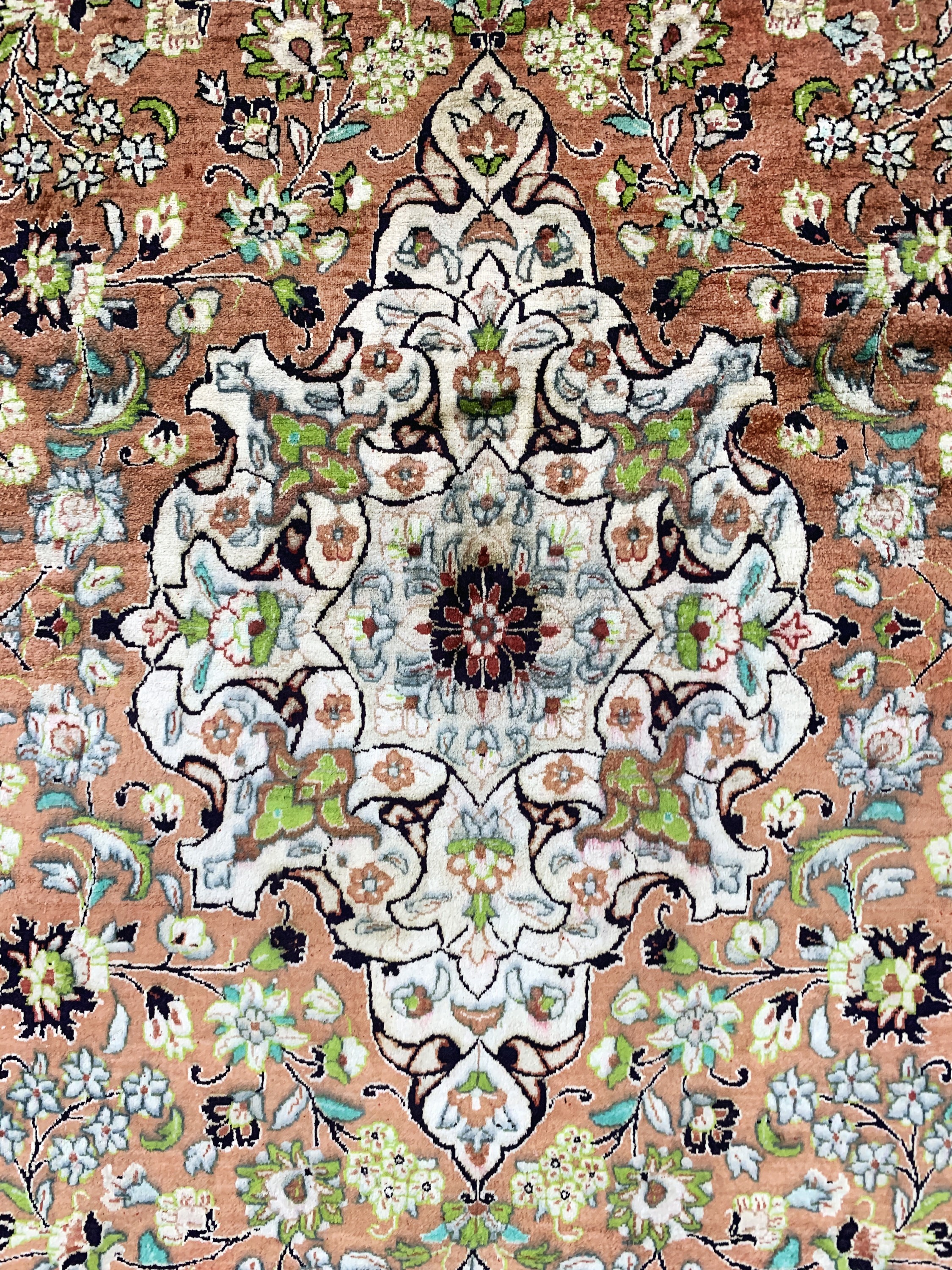 Detail d: Ghom Seide, Persien, Mitte 20.Jhd, reine Naturseide, ca. 203 x 137 cm, verfärbt, EHZ: 2